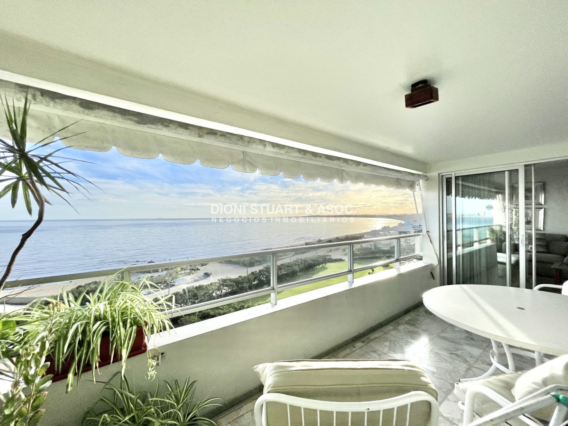 Apartamento ID.215 - APARTAMENTO EN ALQUILER 3 DORMITORIOS FRENTE AL MAR PLAYA MANSA - COMPLEJO LINCOLN CENTER