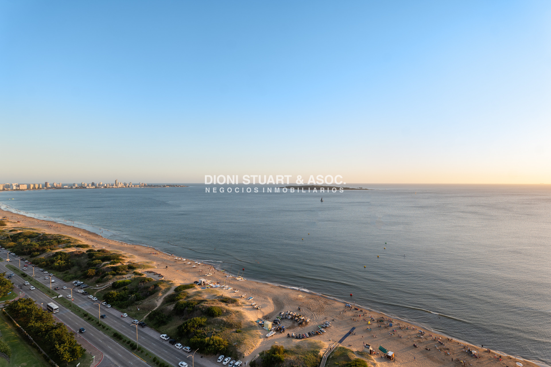 Apartamento ID.910 - DEPARTAMENTO DUPLEX EN AQUARELA - PLAYA MANSA - 4 DORM EN SUITE + DEPENDENCIA