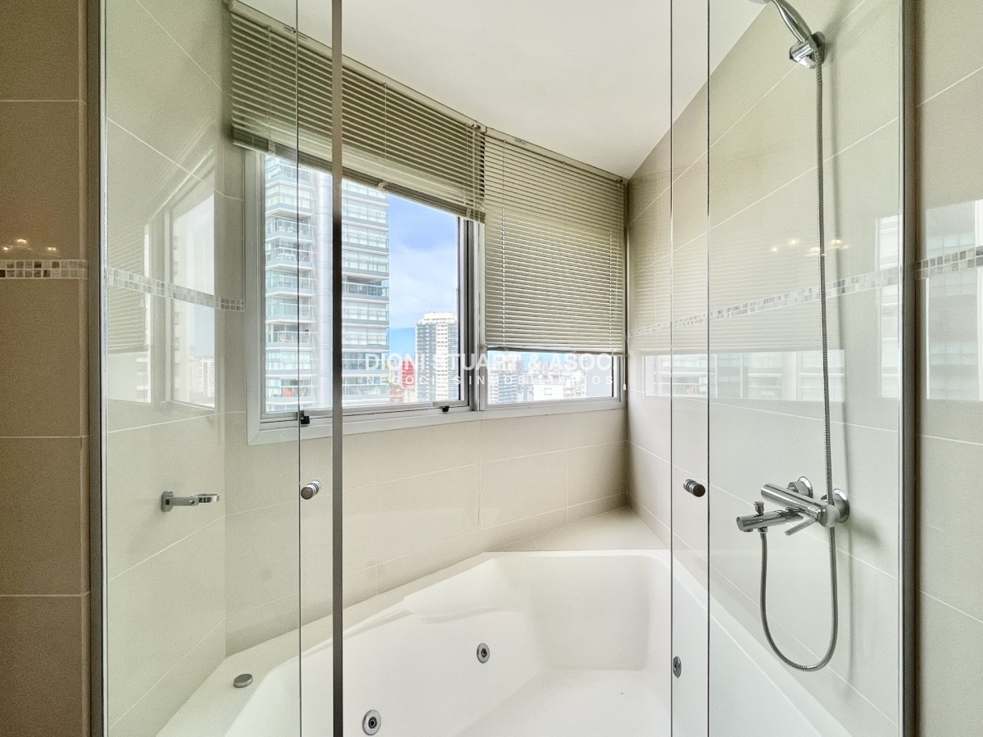 Apartamento ID.417 - DEPARTAMENTO EN PLAYA MANSA EN VENTA - SUNRISE - 3 DORM EN SUITE + DEP.
