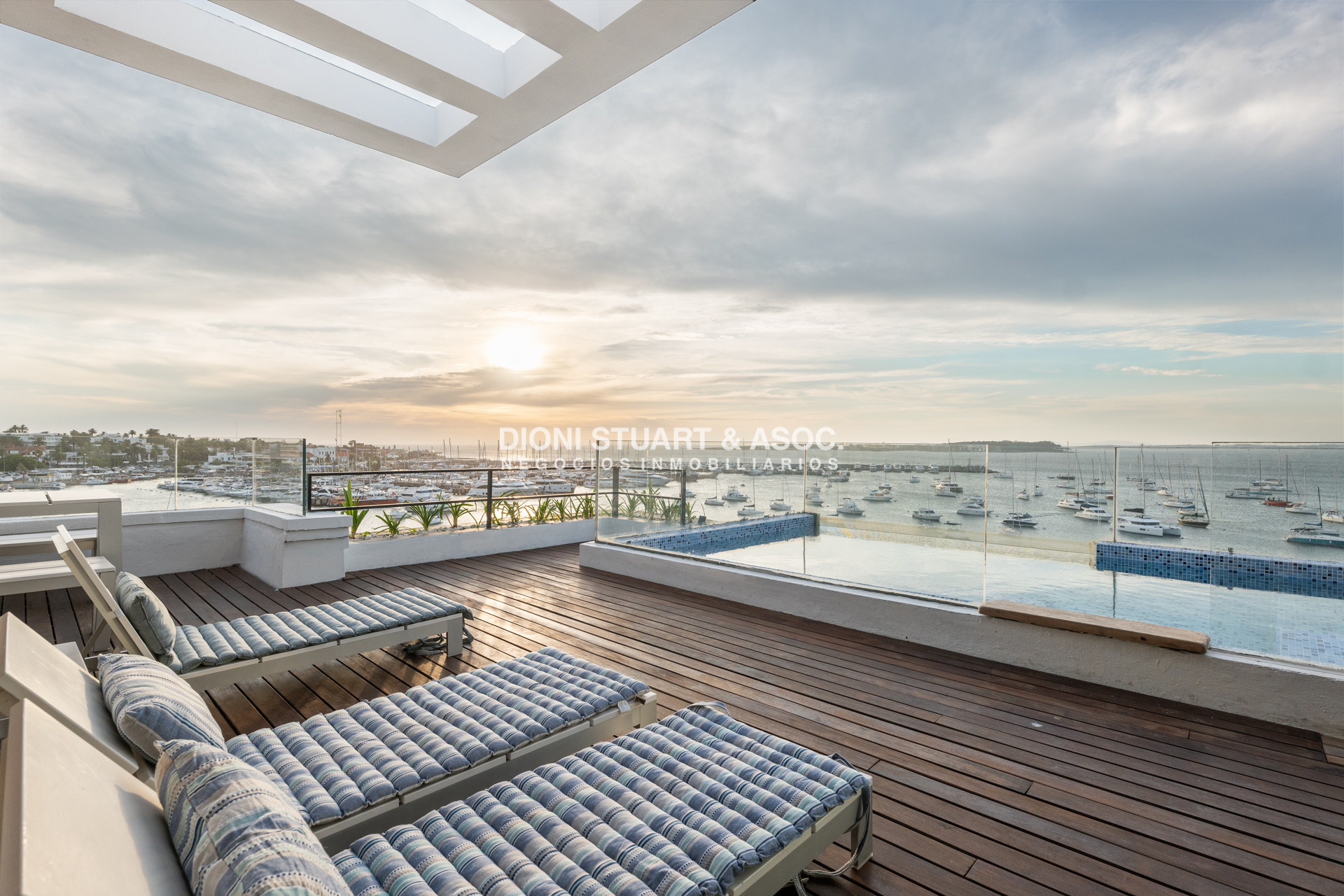Apartamento ID.905 - LE BLEU - DEPARTAMENTO FRENTE AL PUERTO PENT HOUSE - 3 DORM EN SUITES + DEP.