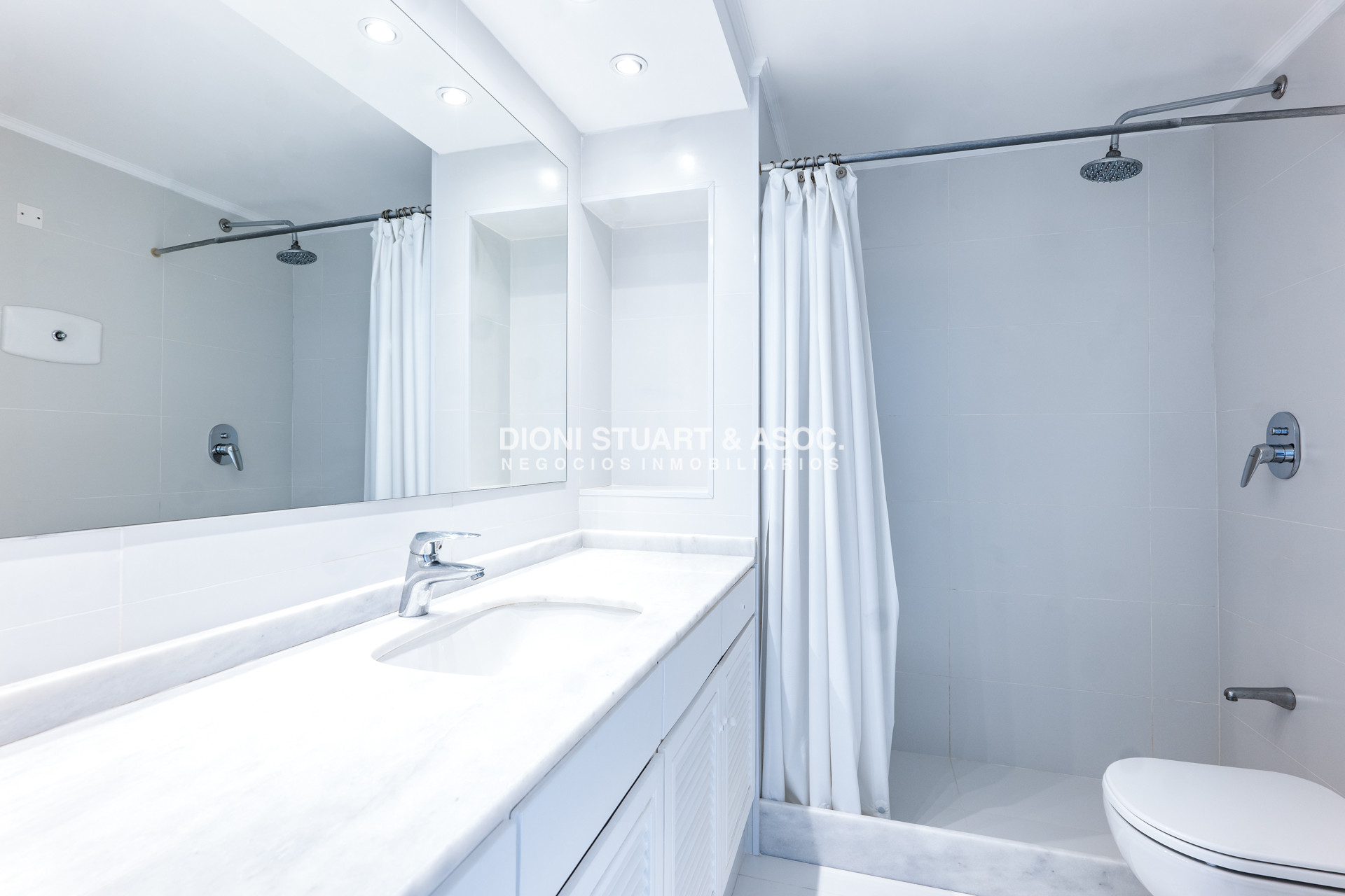 Apartamento ID.935 - DEPARTAMENTO EN VENTA FRENTE AL MAR DE 2 DORMITORIOS Y DEPENDENCIA DE SERVICIO RECICLADO EN TUNQUELEN I - PRIMERA LINEA PLAYA MANSA