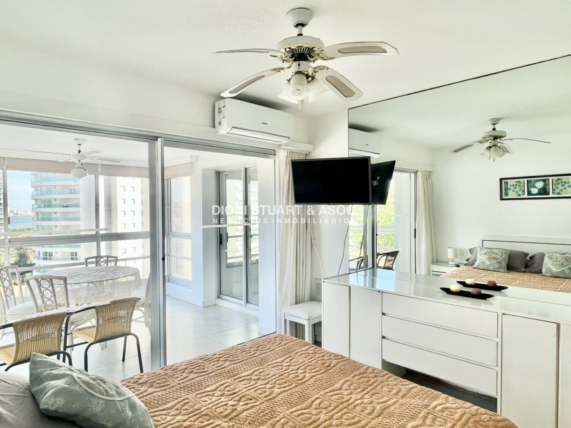 Apartamento ID.319 - Complejo Lincoln Center - En Venta - 2 Dorm + Dependencia - Playa Mansa