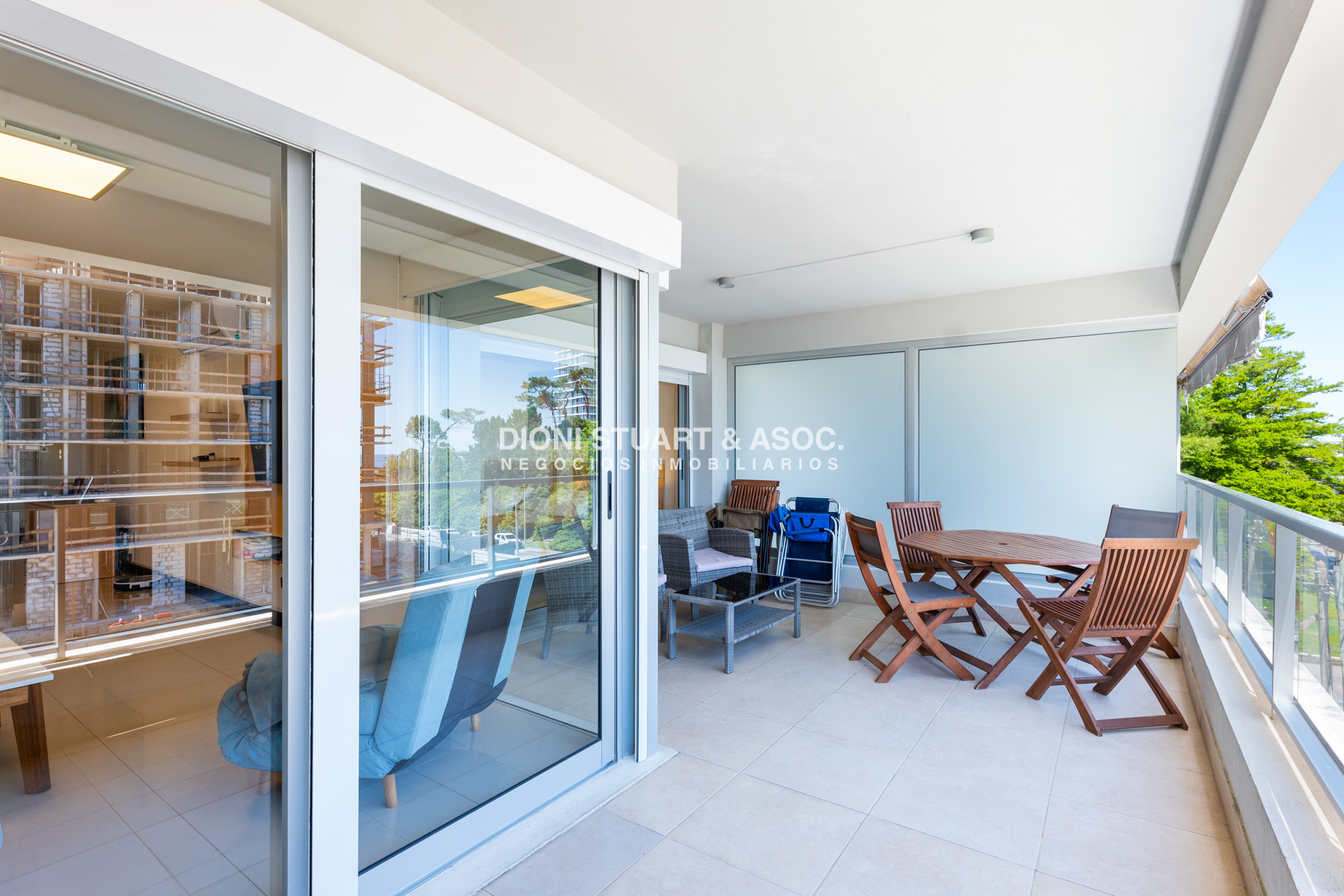 Apartamento ID.820 - APARTAMENTO EN VENTA EN PLAYA MANSA DE 2 DORMITORIOS CON PARRILLERO