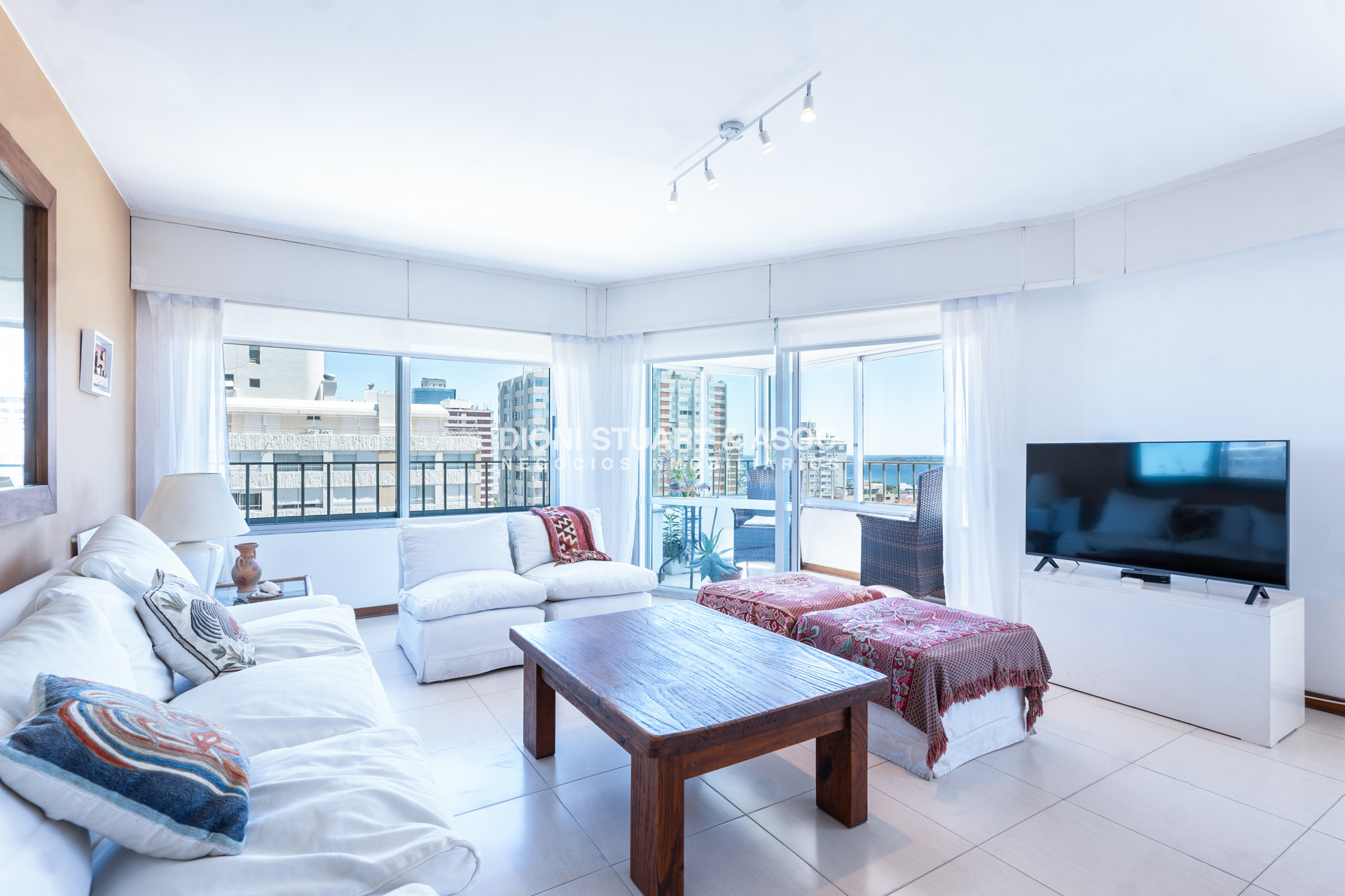 Apartamento ID.1158 - VENTA APARTAMENTO EN PENINSULA 2 DORMITORIOS RECICLADO VISTA AL MAR -  TORRE DEL SOL