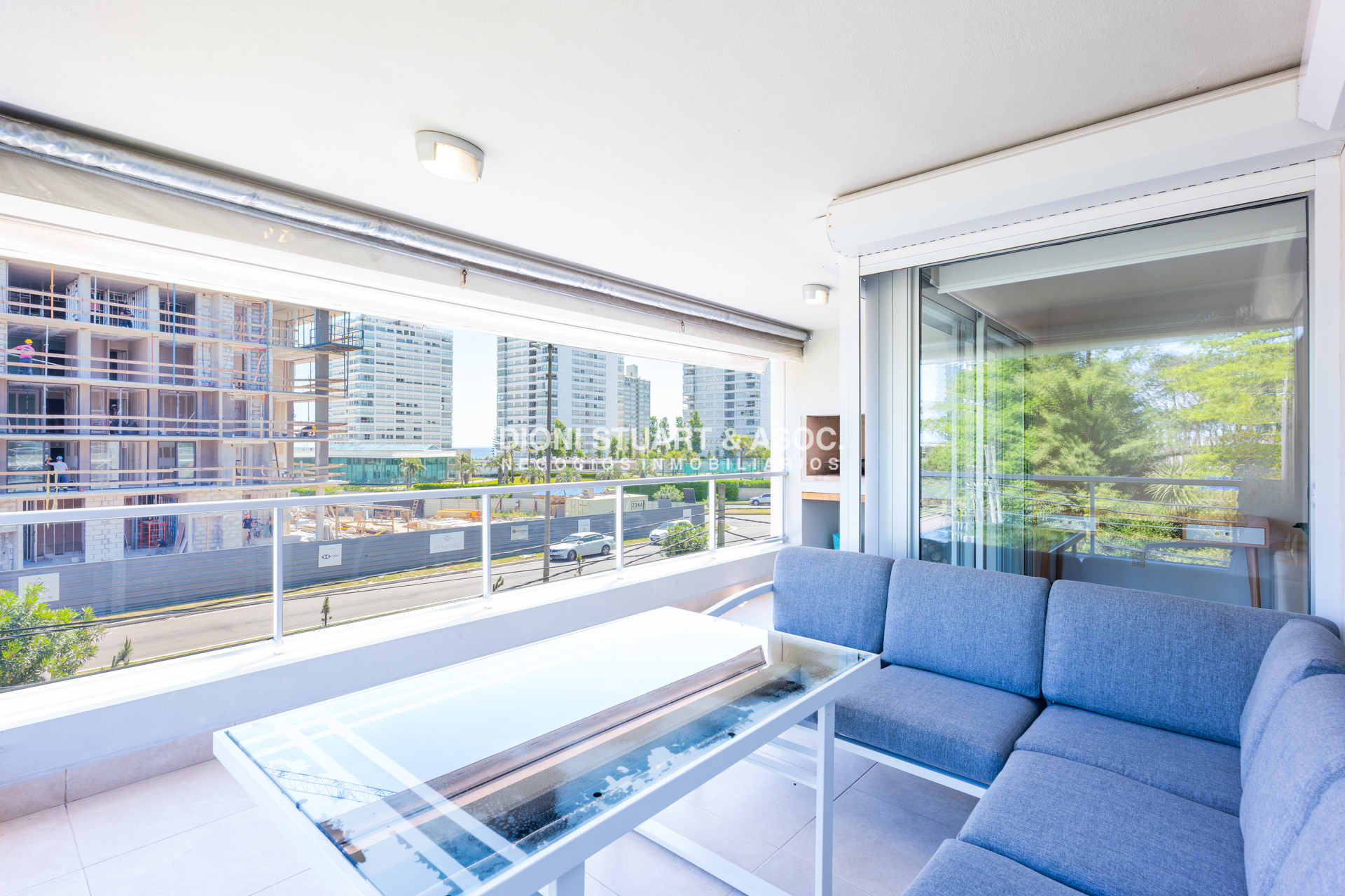 Apartamento ID.821 - APARTAMENTO EN VENTA EN PLAYA MANSA DE 2 DORMITORIOS CON PARRILLERO