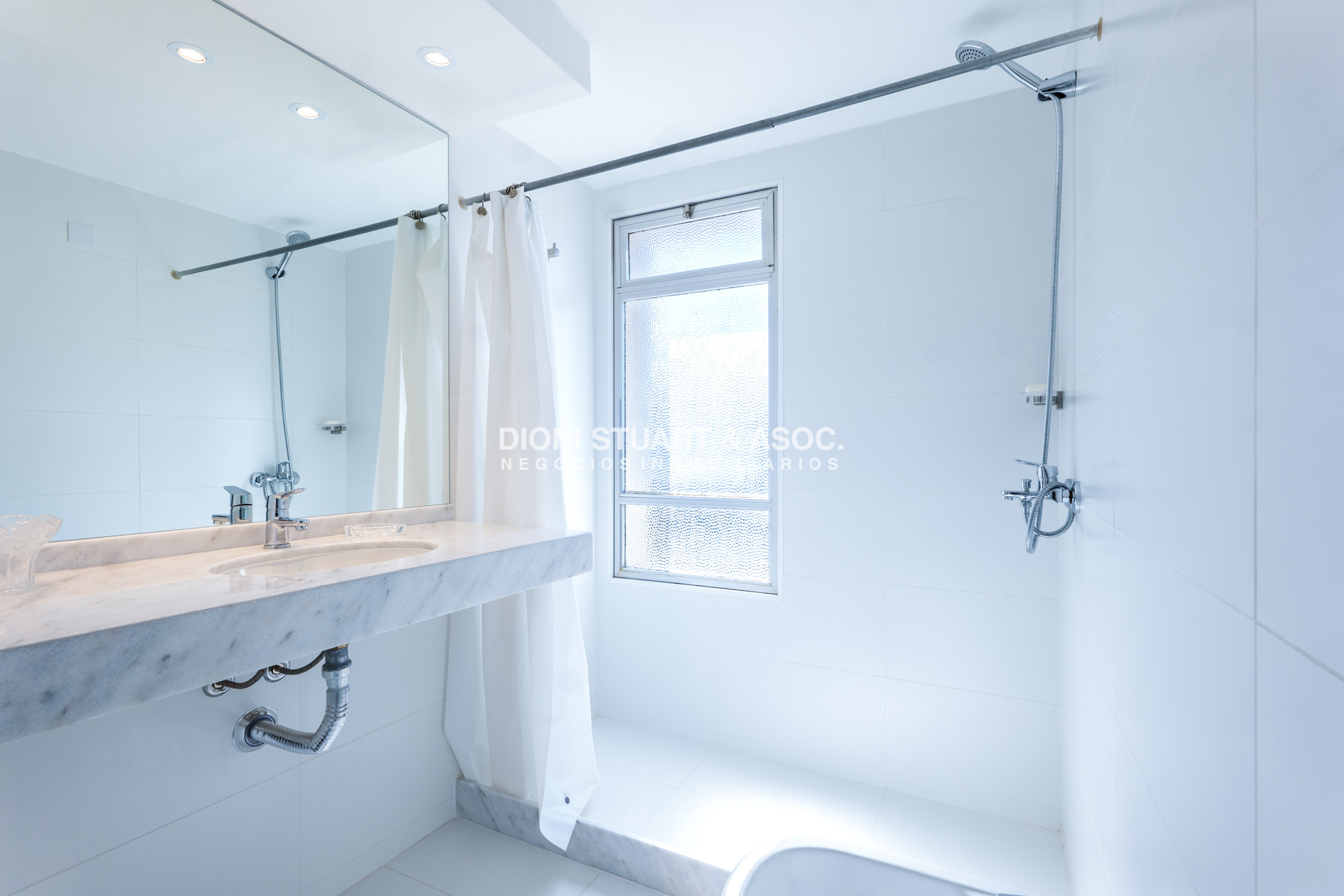 Apartamento ID.935 - DEPARTAMENTO EN VENTA FRENTE AL MAR DE 2 DORMITORIOS Y DEPENDENCIA DE SERVICIO RECICLADO EN TUNQUELEN I - PRIMERA LINEA PLAYA MANSA