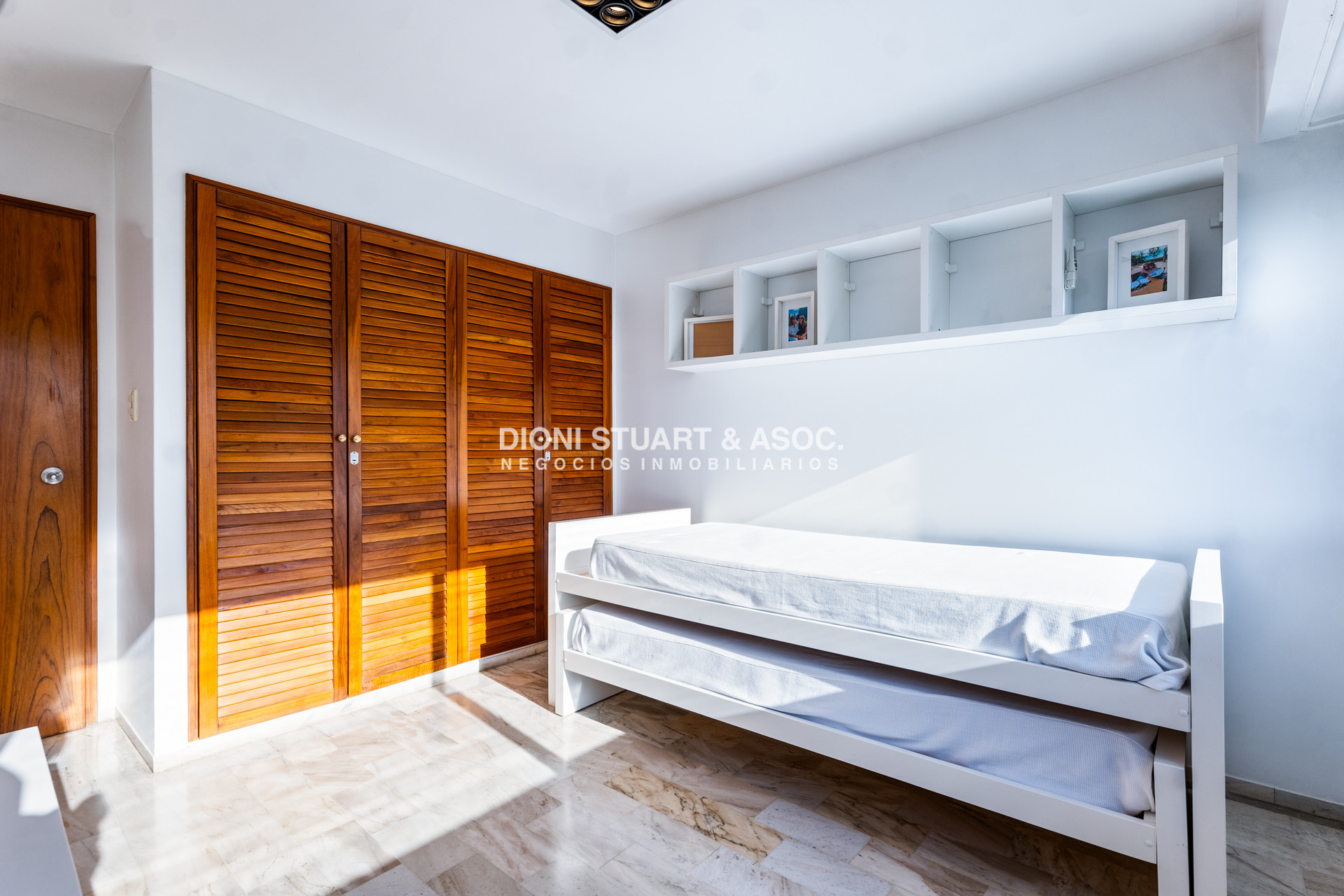 Apartamento ID.1005 - ROOSEVELT CENTER ESQUINERO RECICLADO - 3 DORMITORIOS Y DEP.