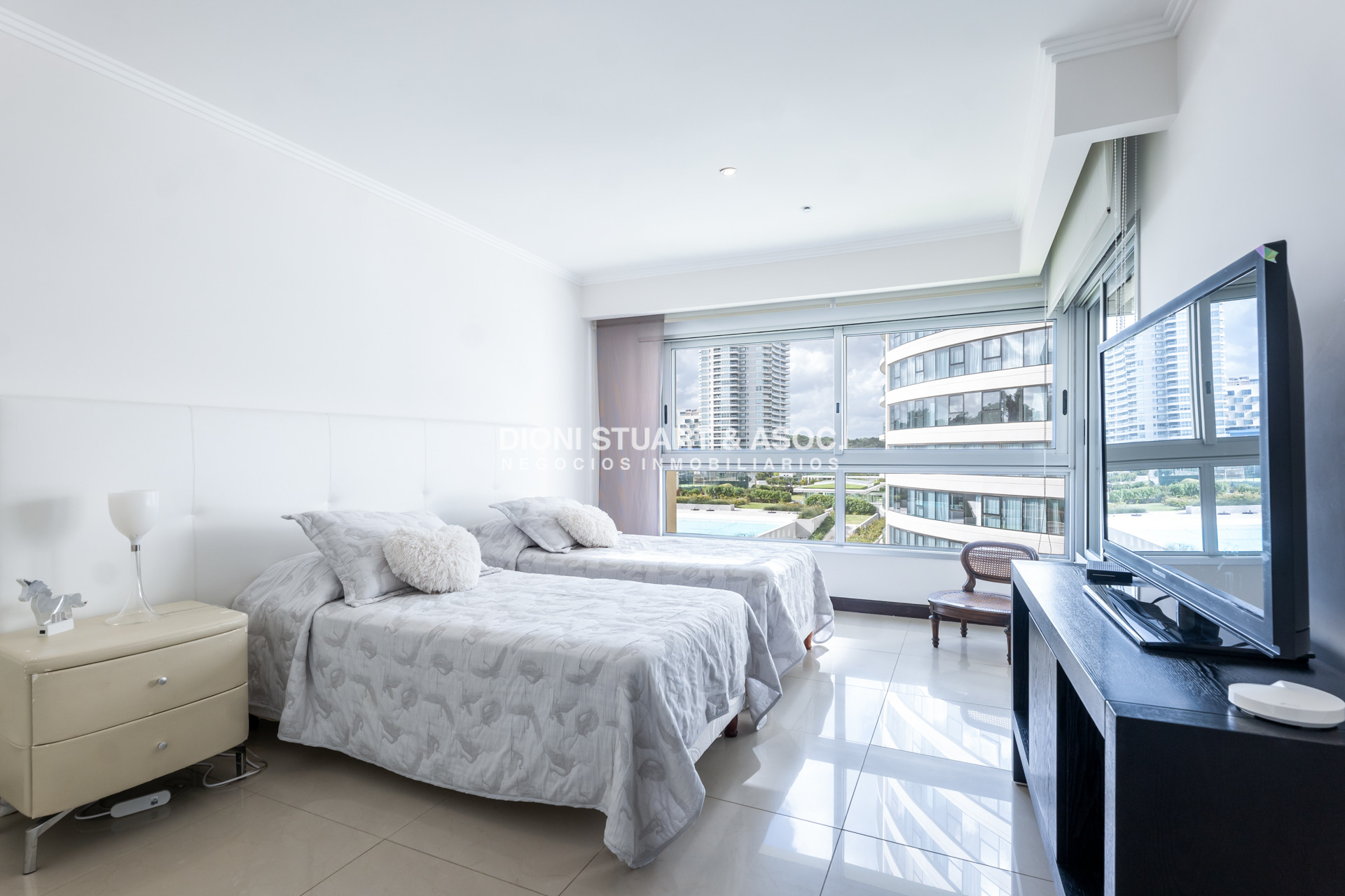 Apartamento ID.939 - TORRE LOBOS DEPARTAMENTO CENTRAL EN VENTA DE 3 DORMITORIOS EN SUITE + DEP. SERV. - PRIMERA LINEA PLAYA BRAVA
