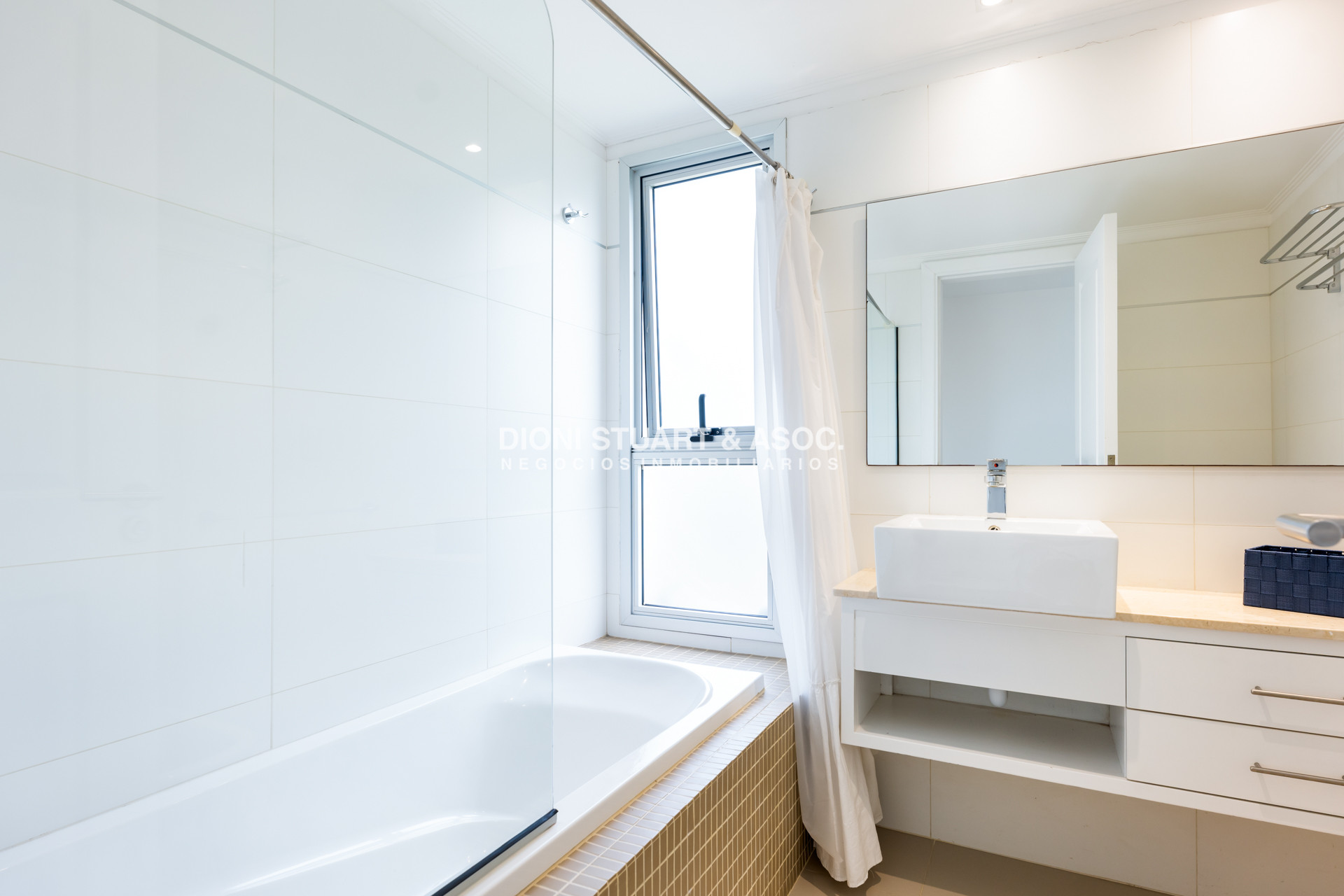 Apartamento ID.860 - APARTAMENTO EN VENTA EN PLAYA MANSA DE 2 DORMITORIOS CON PARRILLERO - EDIFICIO MONET