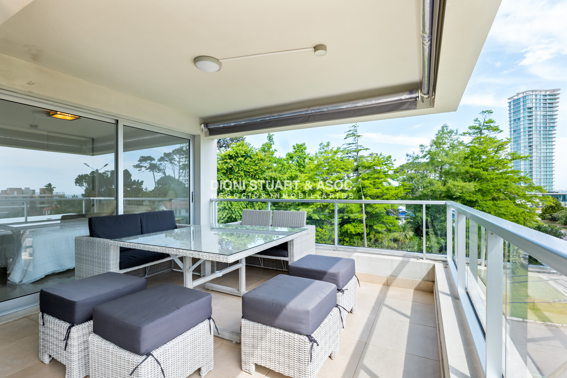 Apartamento ID.860 - APARTAMENTO EN VENTA EN PLAYA MANSA DE 2 DORMITORIOS CON PARRILLERO - EDIFICIO MONET