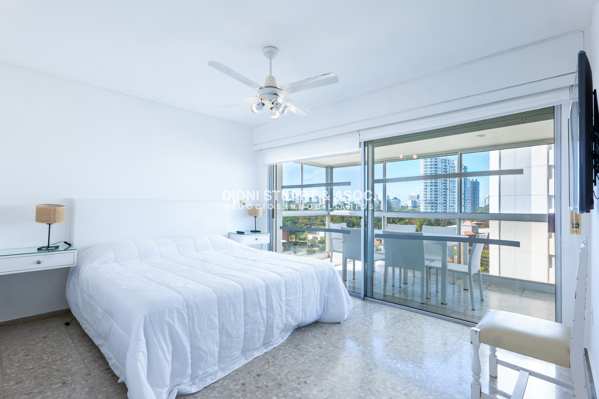 Apartamento ID.935 - DEPARTAMENTO EN VENTA FRENTE AL MAR DE 2 DORMITORIOS Y DEPENDENCIA DE SERVICIO RECICLADO EN TUNQUELEN I - PRIMERA LINEA PLAYA MANSA