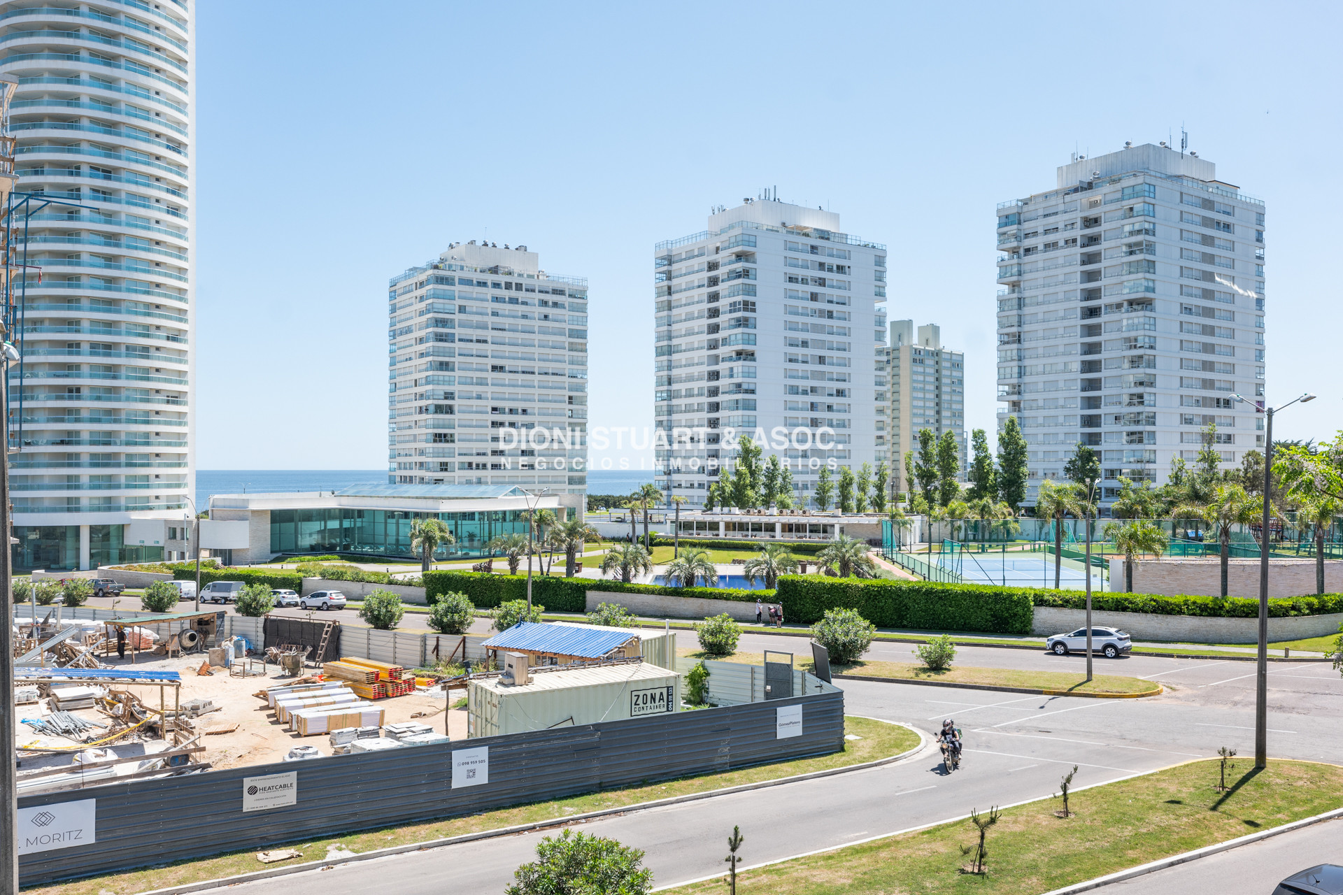 Apartamento ID.820 - APARTAMENTO EN VENTA EN PLAYA MANSA DE 2 DORMITORIOS CON PARRILLERO
