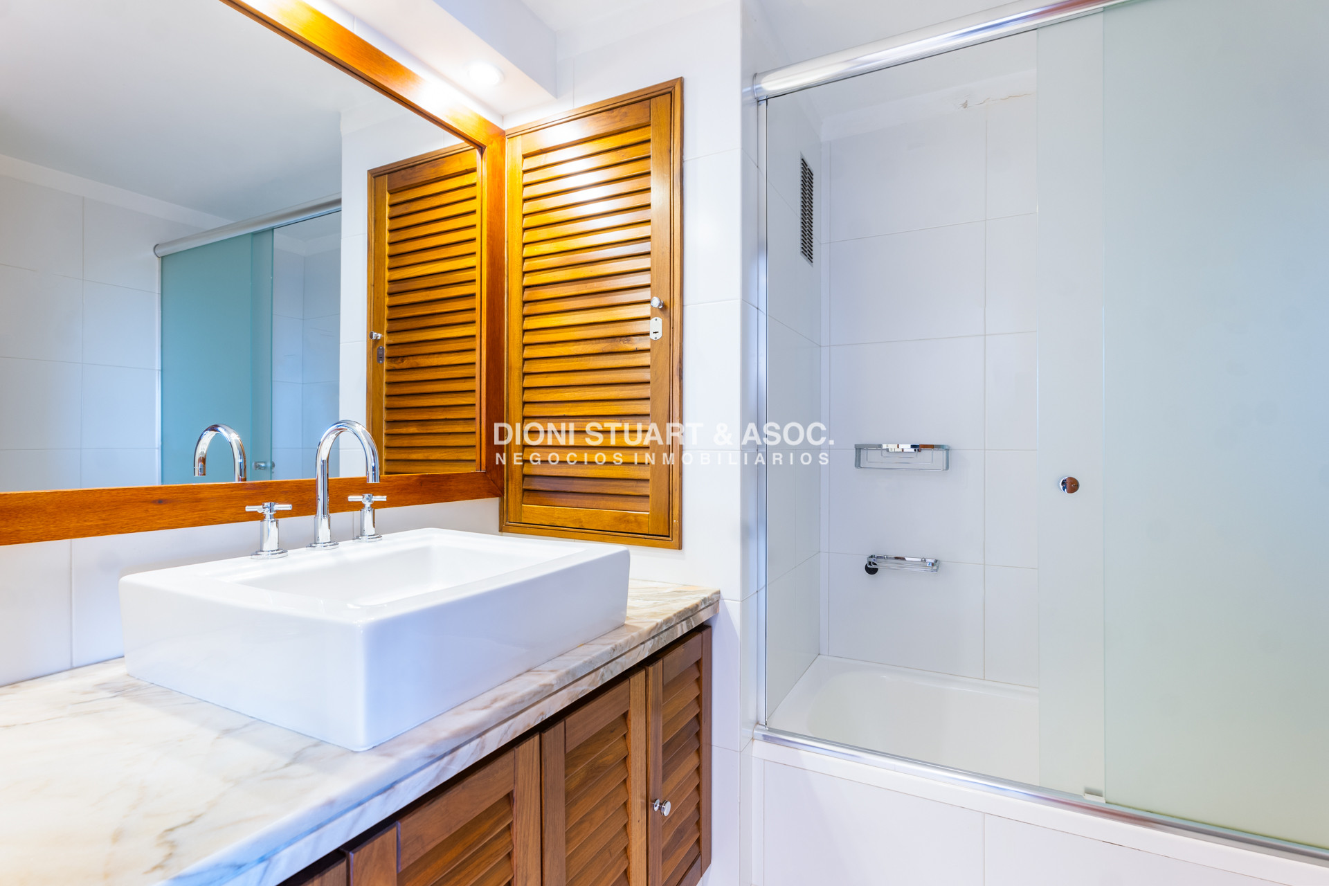 Apartamento ID.1005 - ROOSEVELT CENTER ESQUINERO RECICLADO - 3 DORMITORIOS Y DEP.