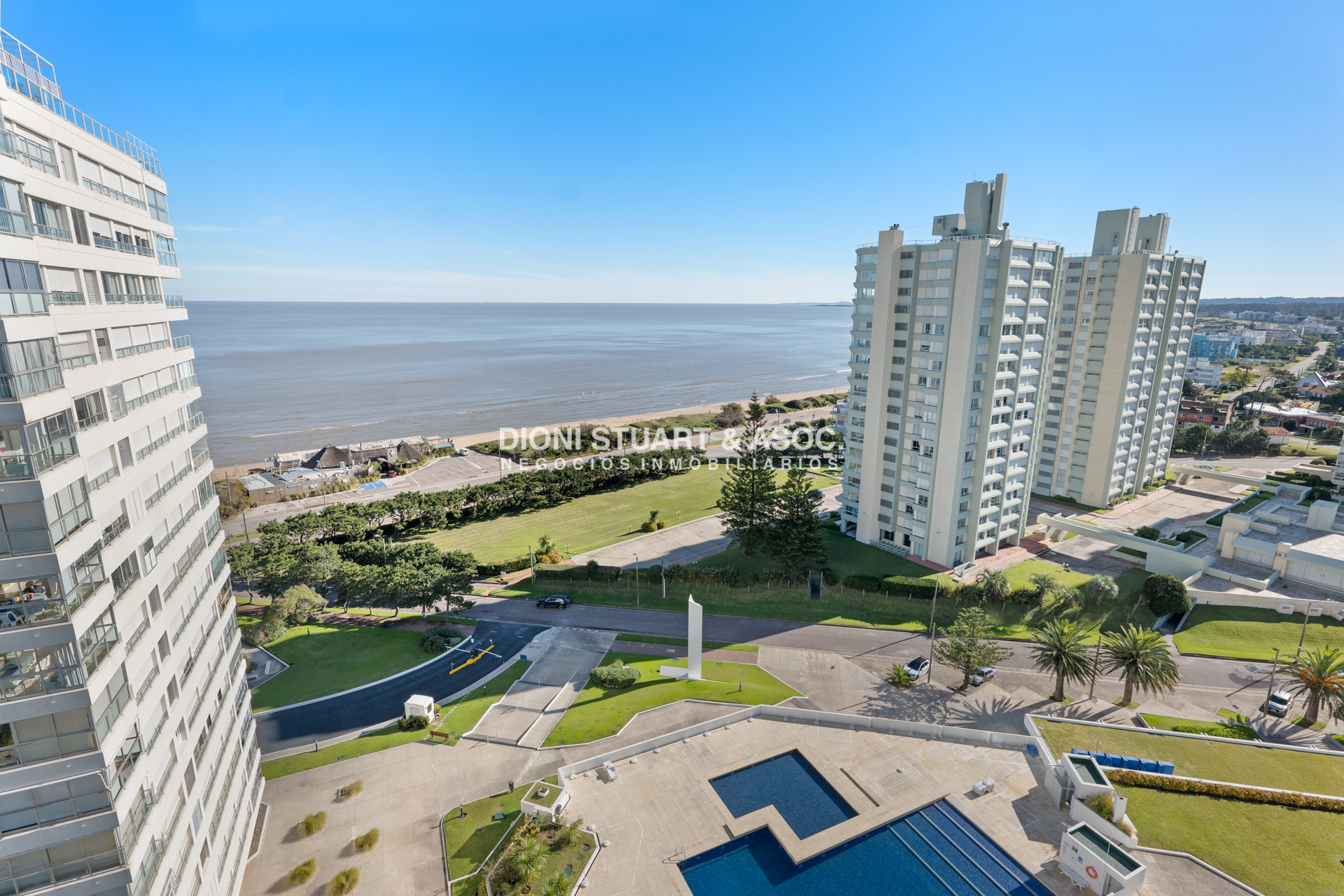 Apartamento ID.444 - APARTAMENTO EN VENTA DE 1 DORMITORIO Y MEDIO FRENTE AL MAR - PLAYA MANSA - COMPLEJO LINCOLN CENTER