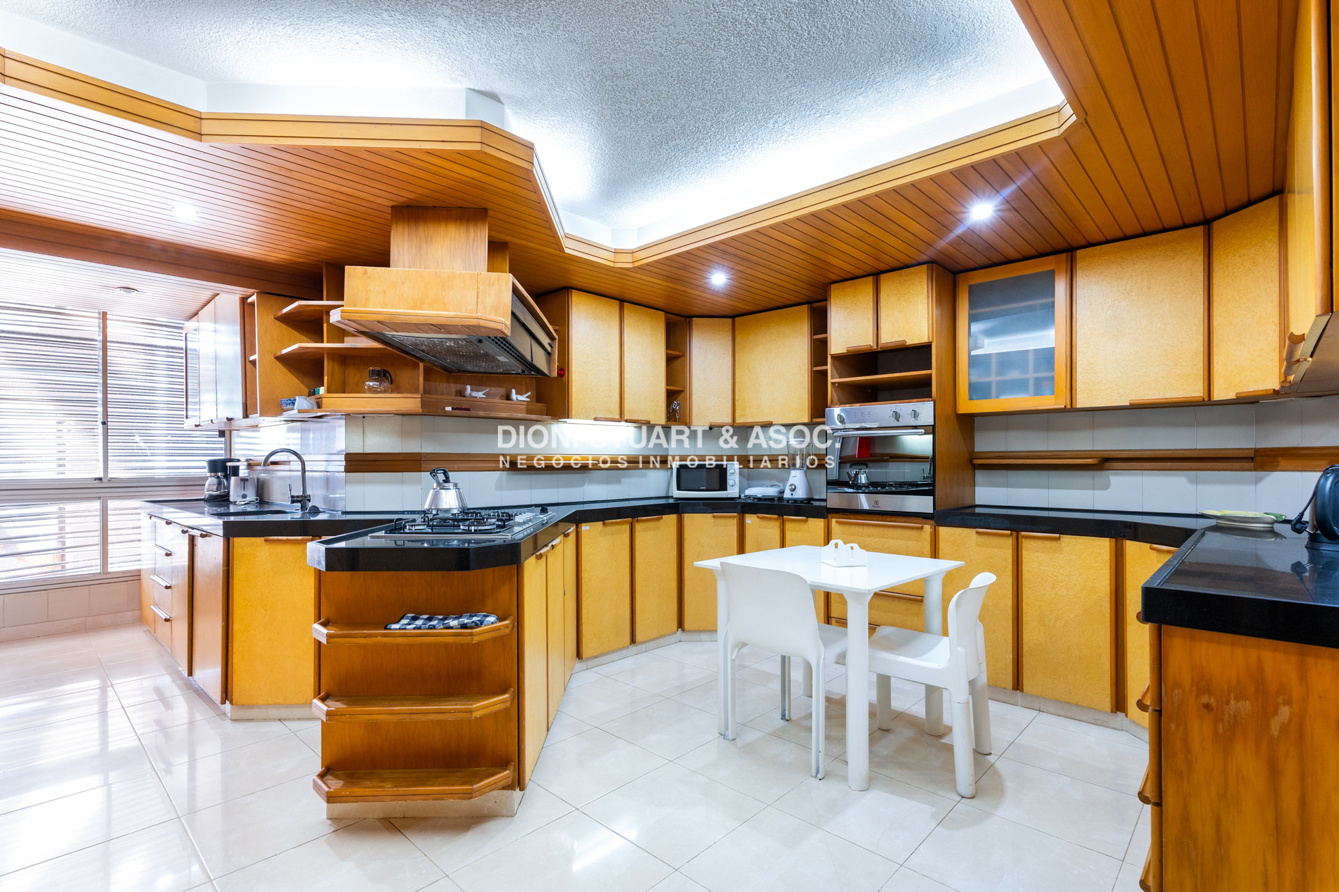 Apartamento ID.921 - DEPARTAMENTO EN ALQUILER ANUAL O DE TEMPORADA - 4 DORMITORIOS Y DEPENDENCIA - CON PARRILLERO - EDIFICIO EL TORREON - PLAYA MANSA