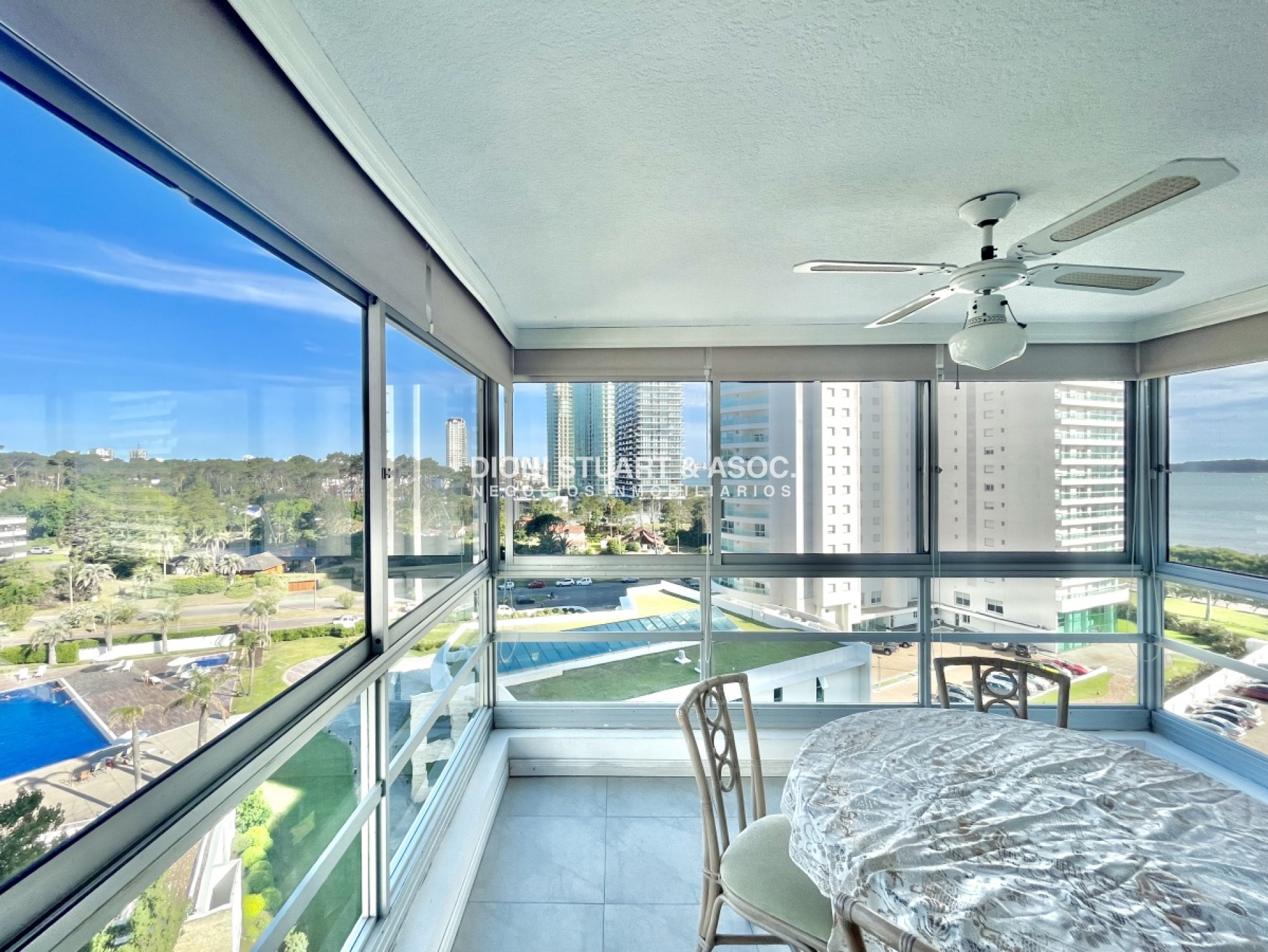 Apartamento ID.319 - Complejo Lincoln Center - En Venta - 2 Dorm + Dependencia - Playa Mansa