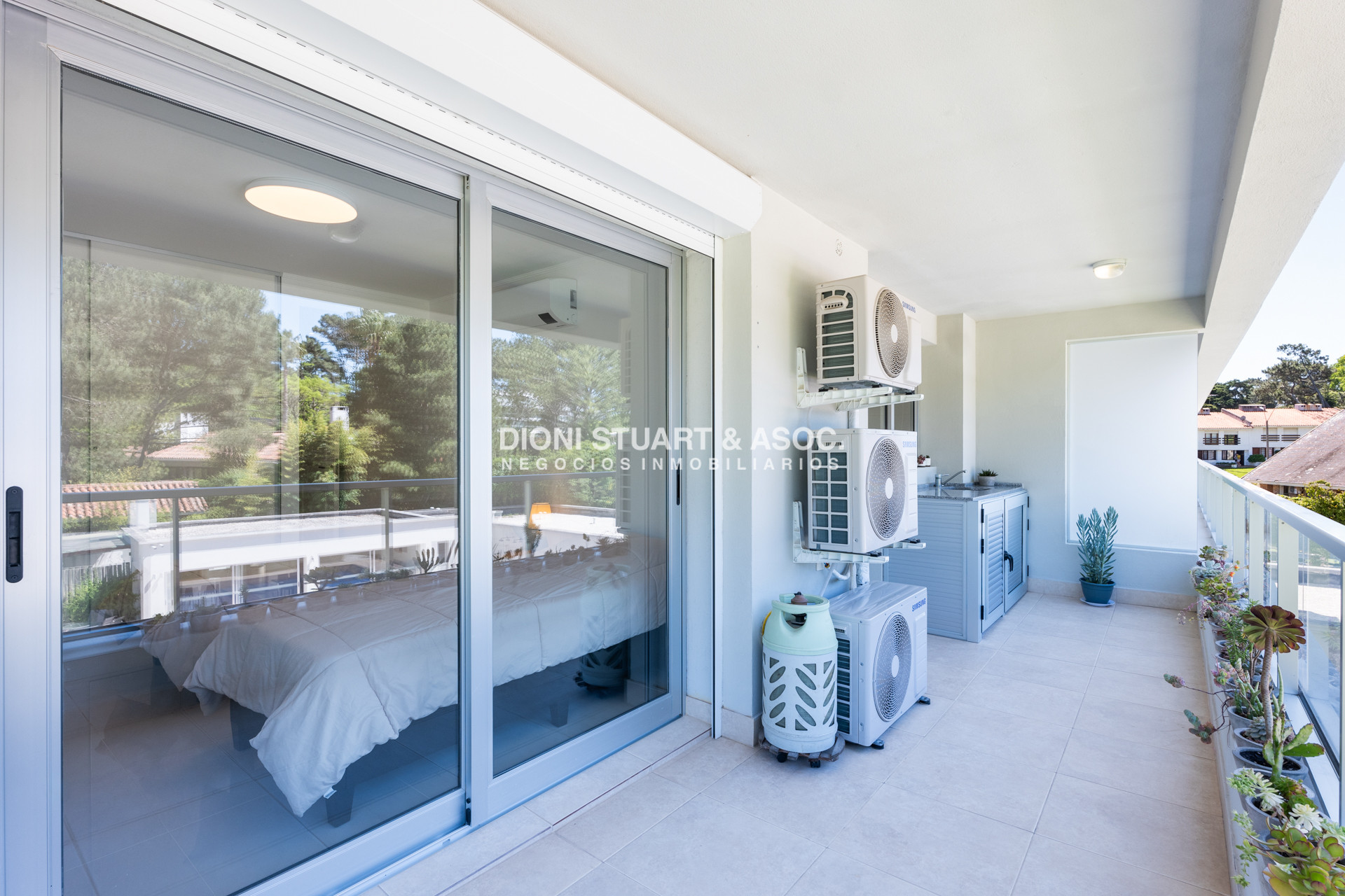 Apartamento ID.821 - APARTAMENTO EN VENTA EN PLAYA MANSA DE 2 DORMITORIOS CON PARRILLERO