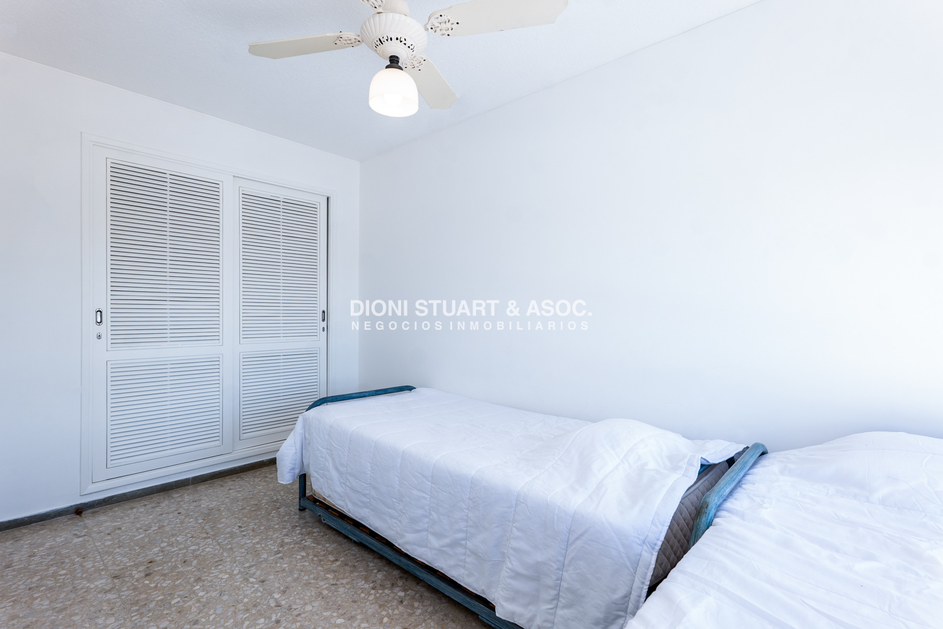 Apartamento ID.935 - DEPARTAMENTO EN VENTA FRENTE AL MAR DE 2 DORMITORIOS Y DEPENDENCIA DE SERVICIO RECICLADO EN TUNQUELEN I - PRIMERA LINEA PLAYA MANSA