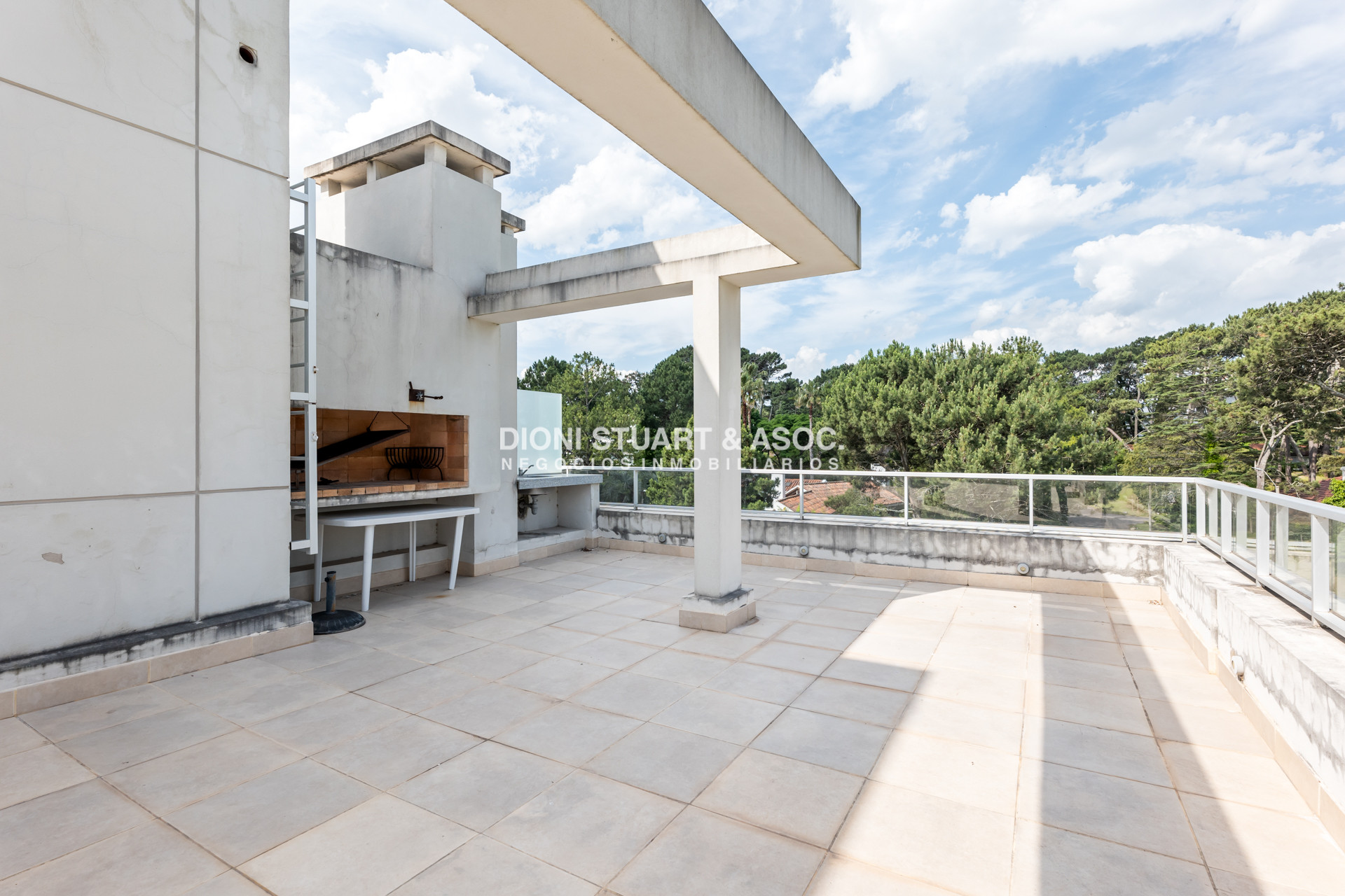 Apartamento ID.860 - APARTAMENTO EN VENTA EN PLAYA MANSA DE 2 DORMITORIOS CON PARRILLERO - EDIFICIO MONET