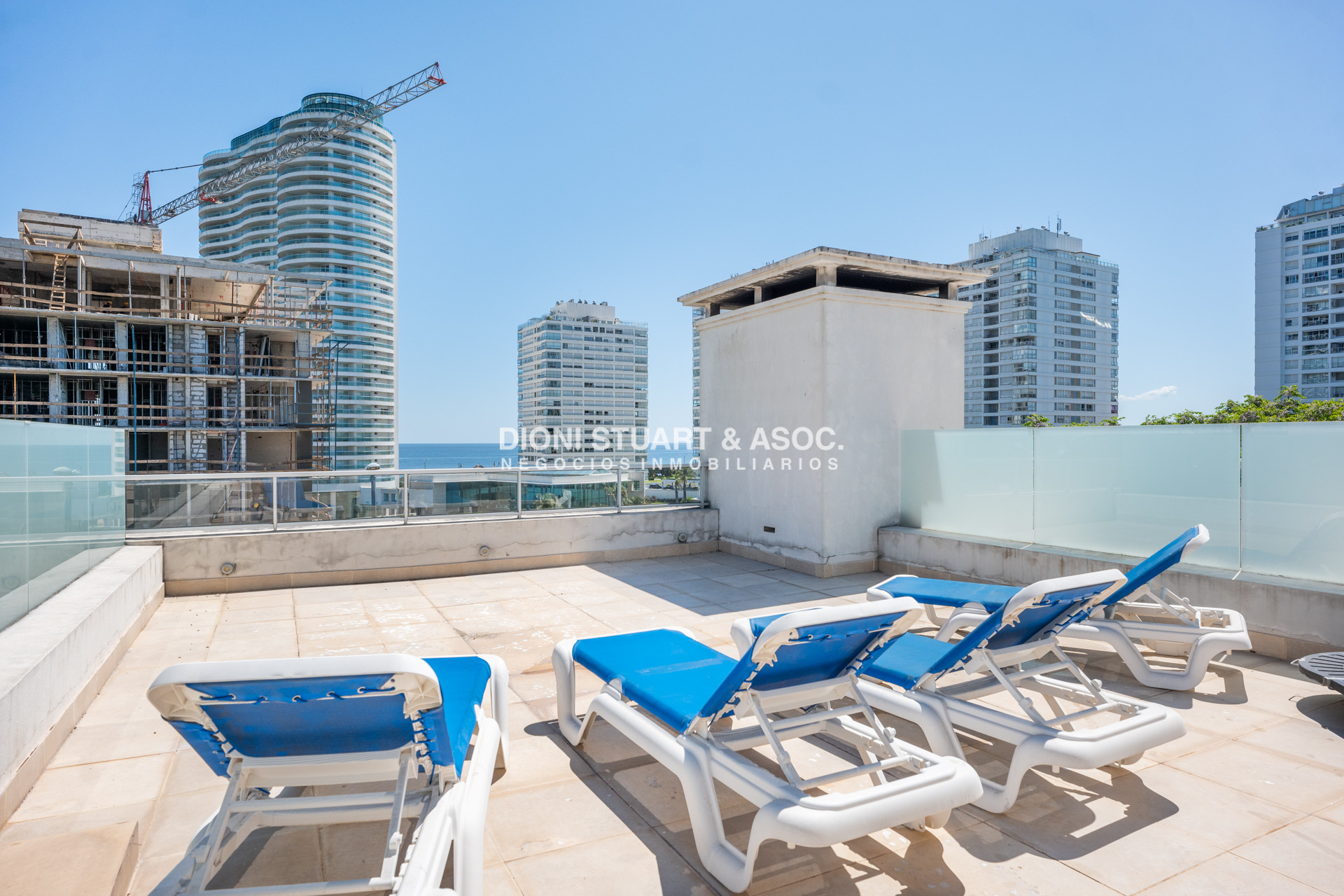 Apartamento ID.820 - APARTAMENTO EN VENTA EN PLAYA MANSA DE 2 DORMITORIOS CON PARRILLERO