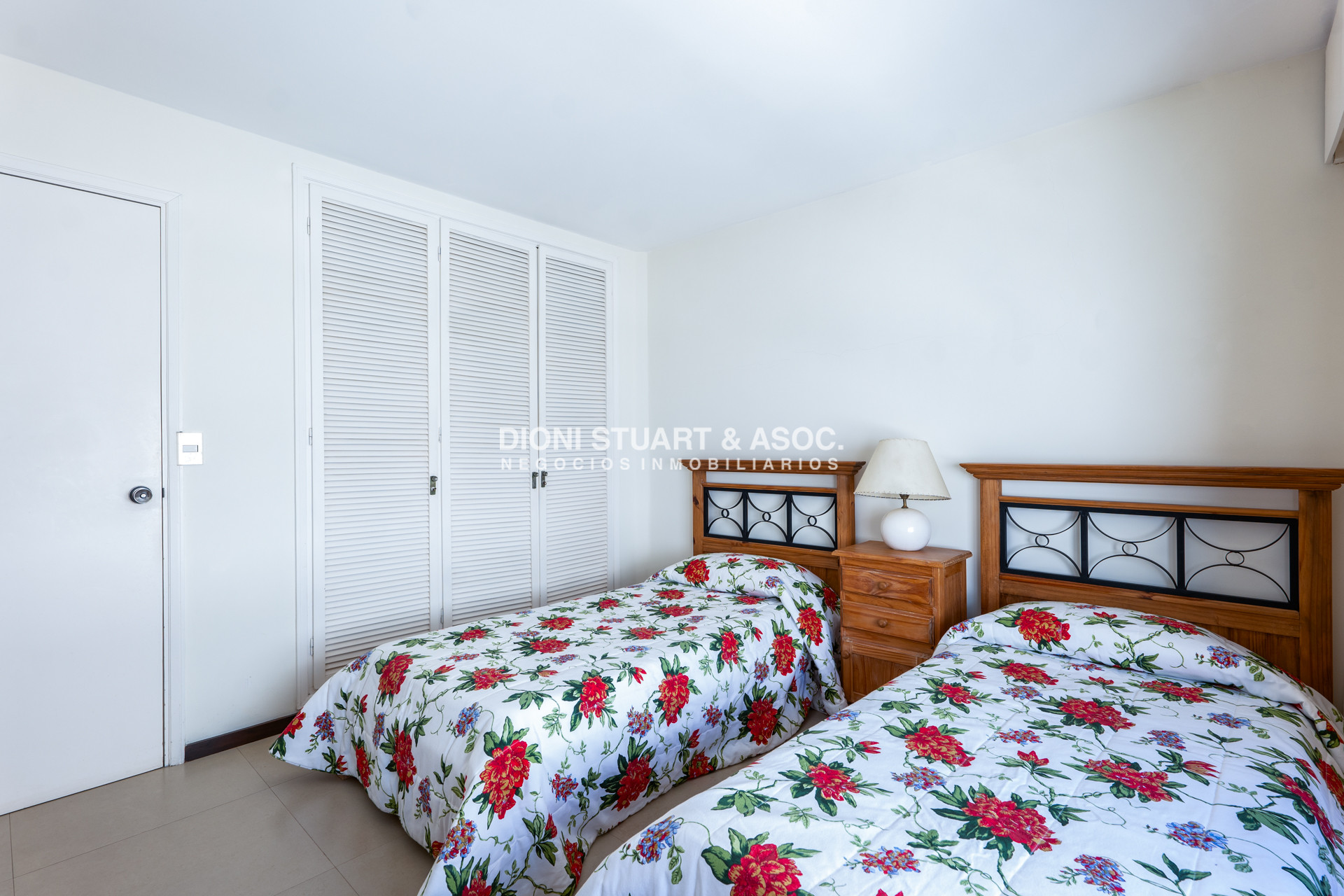 Apartamento ID.920 - DEPARTAMENTO EN VENTA FRENTE AL MAR - CON PARRILLERO - 3 DORMITORIOS - RECICLADO - PENINSULA - PUNTA DEL ESTE