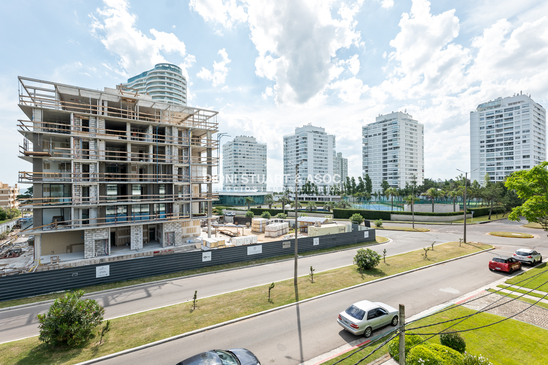 Apartamento ID.860 - APARTAMENTO EN VENTA EN PLAYA MANSA DE 2 DORMITORIOS CON PARRILLERO - EDIFICIO MONET