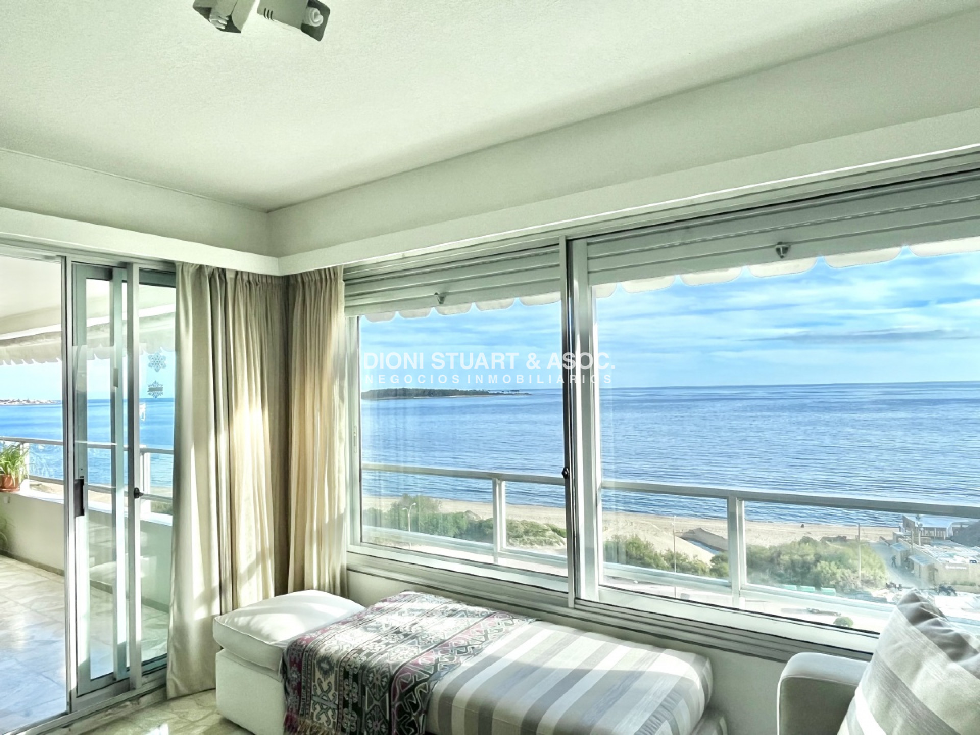 Apartamento ID.215 - APARTAMENTO EN ALQUILER 3 DORMITORIOS FRENTE AL MAR PLAYA MANSA - COMPLEJO LINCOLN CENTER
