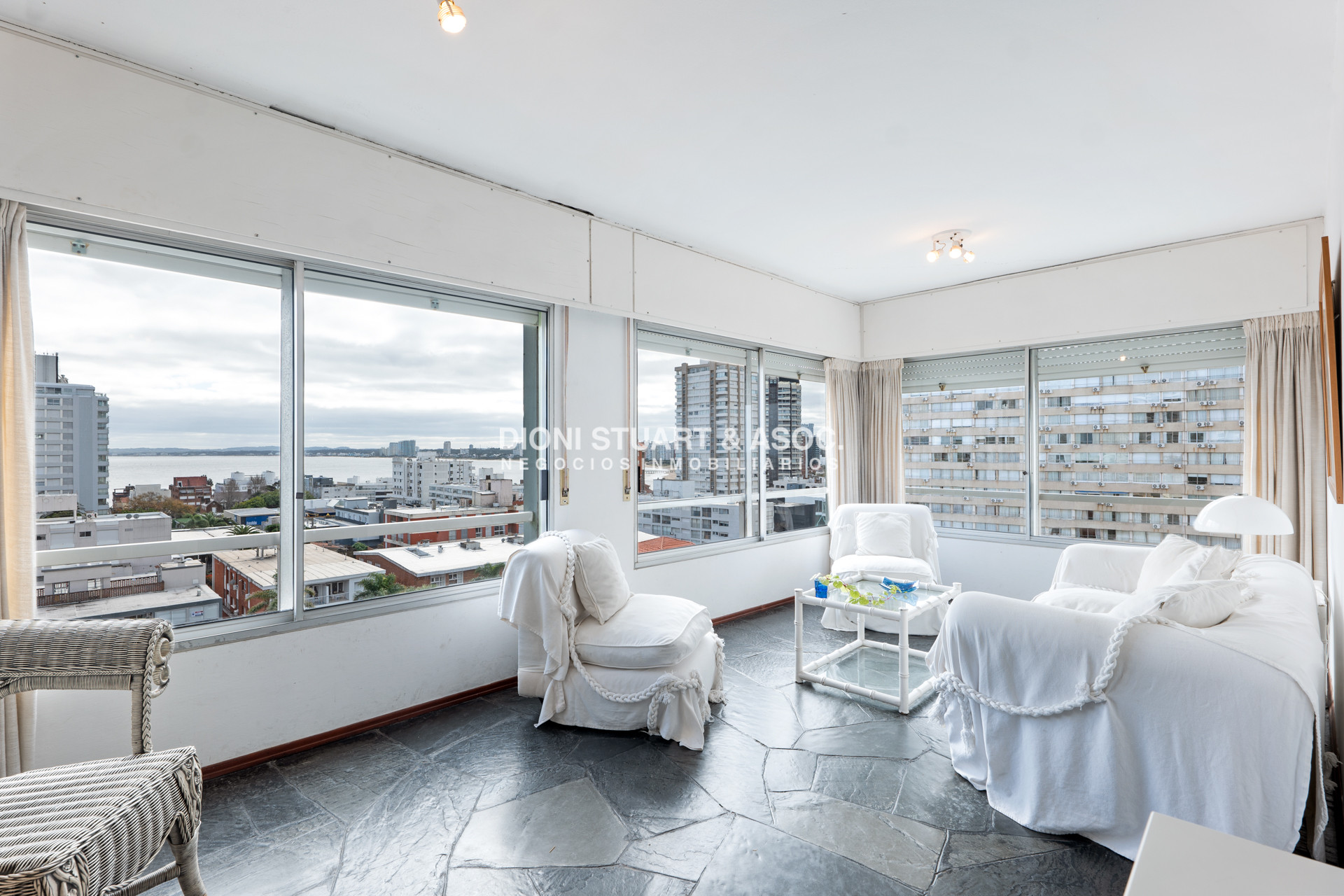 Apartamento ID.681 - Apartamento En Venta - En Gorlero - Peninsula - 2 Dormitorios - Edificio Michelangelo