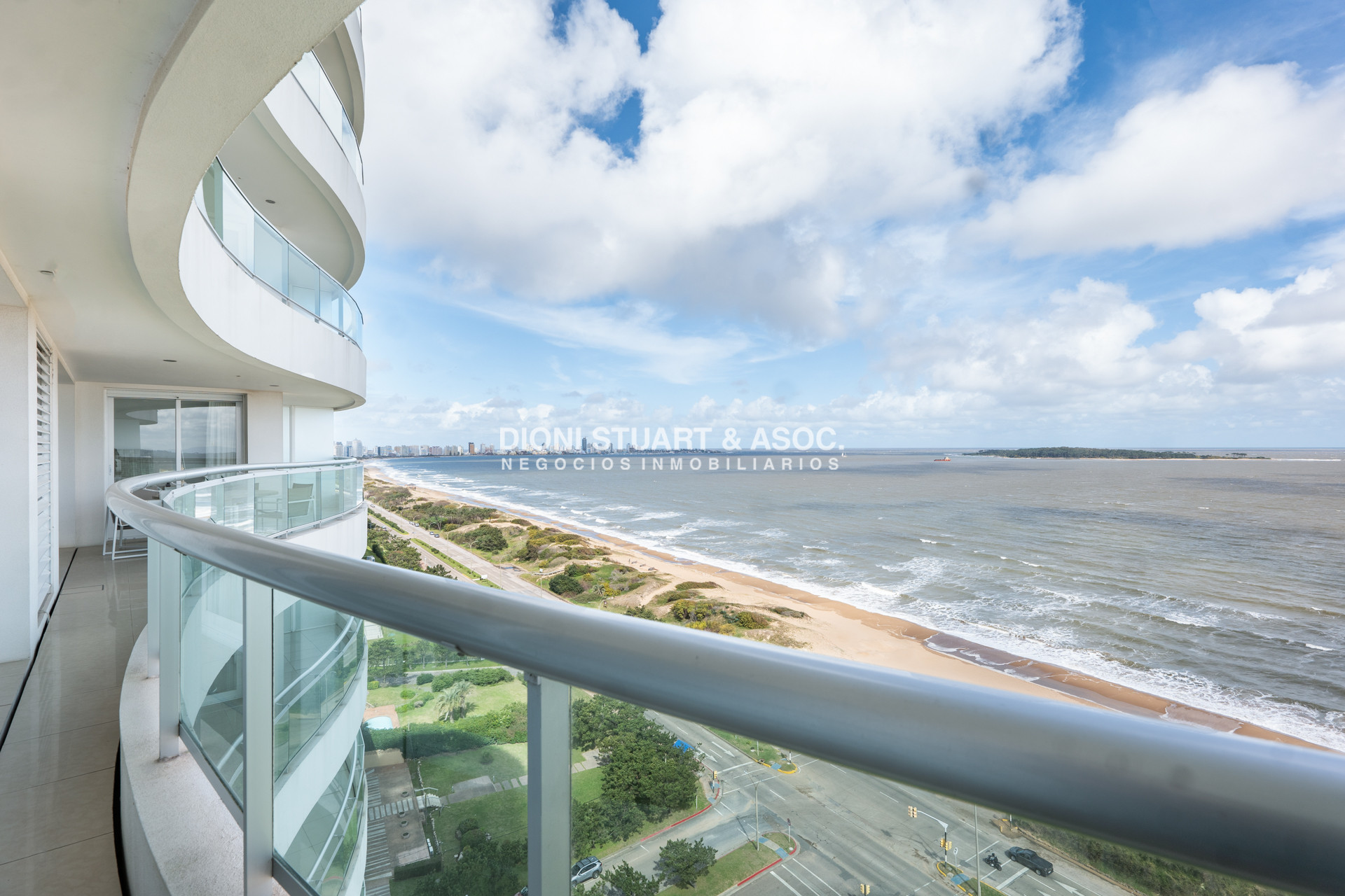 Apartamento ID.1082 - ALQUILER TEMPORADA - ANUAL O INVERNAL - APARTAMENTO EN TORRE AQUARELA - 3 DORMITORIOS EN SUITE - PLAYA MANSA