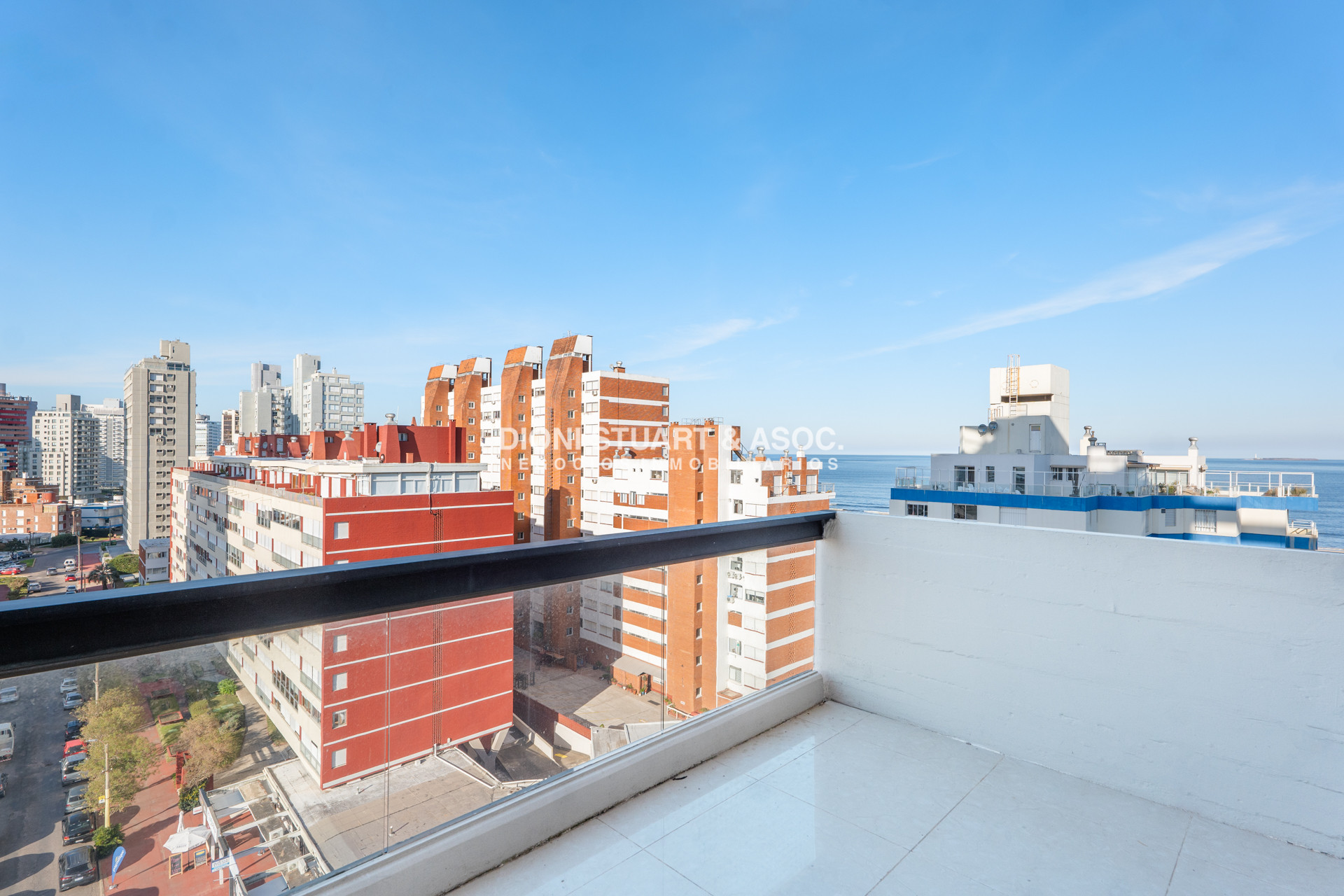 Apartamento ID.1054 - VENTA APARTAMENTO 4 DORMITORIOS RECICLADO - PLAYA BRAVA - PARQUEMAR CENTER 