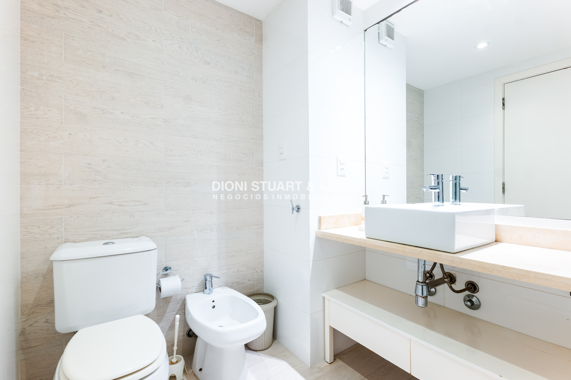 Apartamento ID.841 - Apartamento de 4 Dormitorios Con Parrillero - Emerald - Playa Mansa