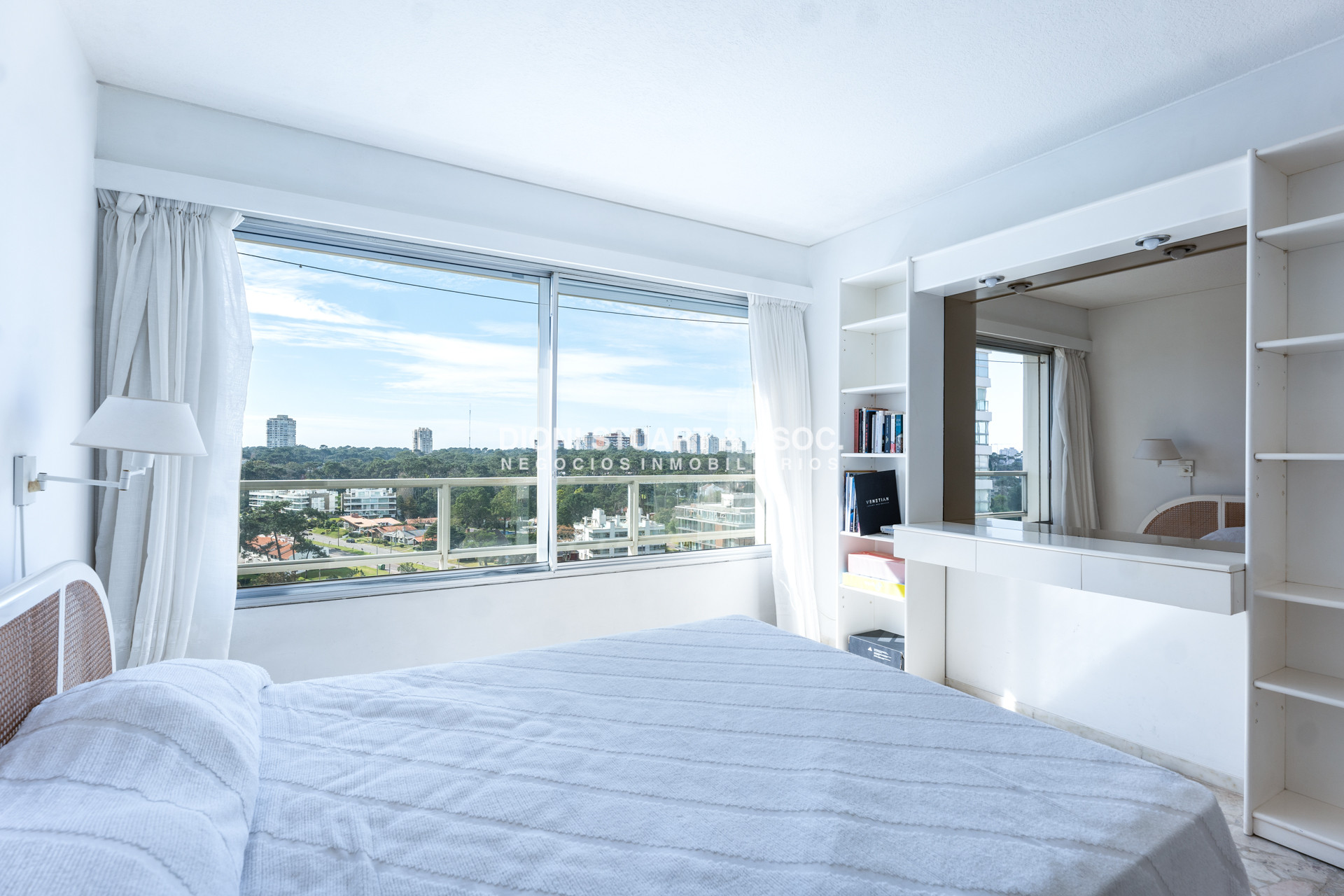 Apartamento ID.1046 - VENTA APARTAMENTO 2 DORMITORIOS Y MEDIO - PLAYA MANSA - COMPLEJO LINCOLN CENTER