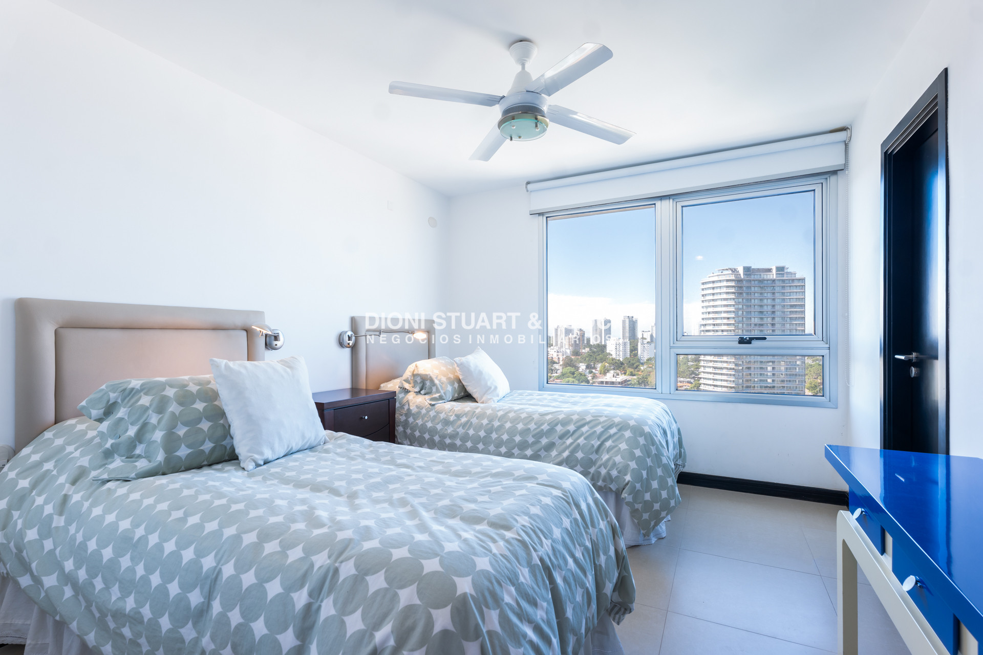 Apartamento ID.938 - GALA TOWER DEPARTAMENTO ESQUINERO 3 DORMITORIOS VISTA AL MAR - PLAYA MANSA - CON PARRILLERO
