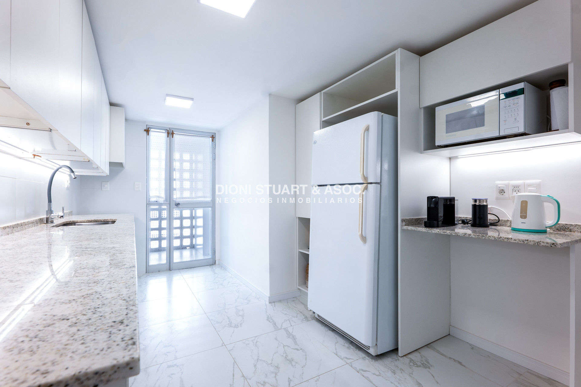 Apartamento ID.935 - DEPARTAMENTO EN VENTA FRENTE AL MAR DE 2 DORMITORIOS Y DEPENDENCIA DE SERVICIO RECICLADO EN TUNQUELEN I - PRIMERA LINEA PLAYA MANSA