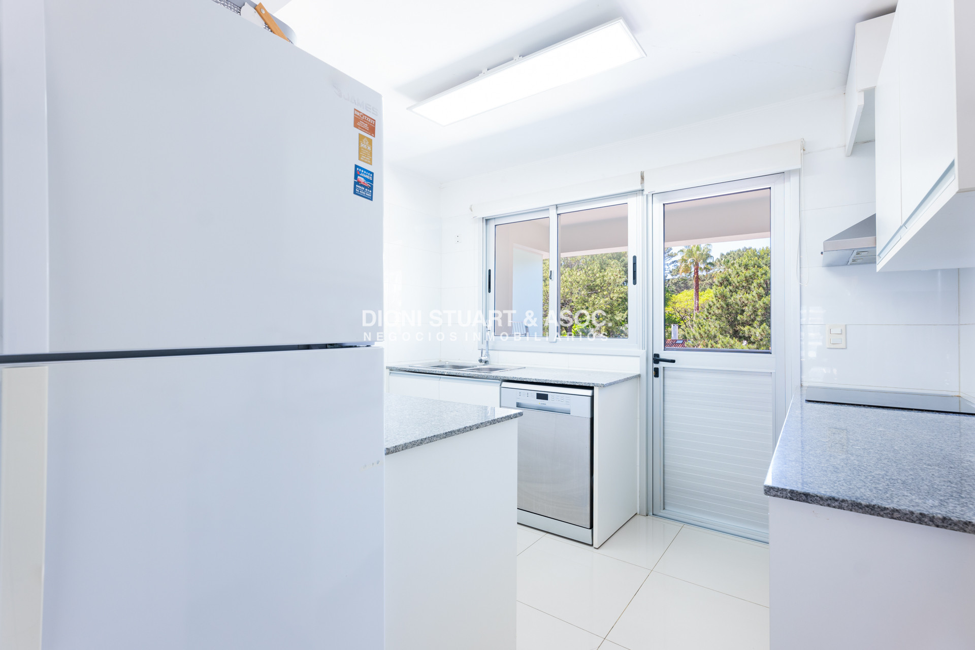 Apartamento ID.820 - APARTAMENTO EN VENTA EN PLAYA MANSA DE 2 DORMITORIOS CON PARRILLERO