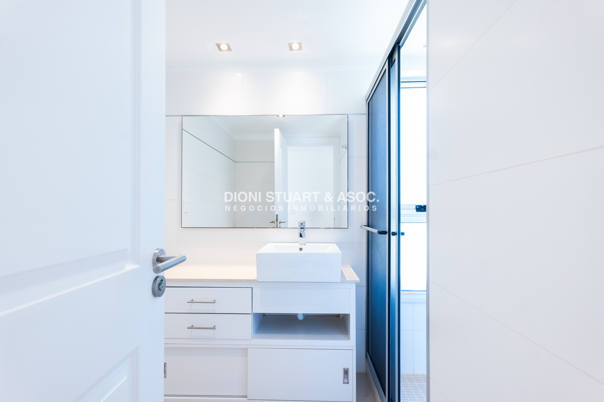 Apartamento ID.821 - APARTAMENTO EN VENTA EN PLAYA MANSA DE 2 DORMITORIOS CON PARRILLERO