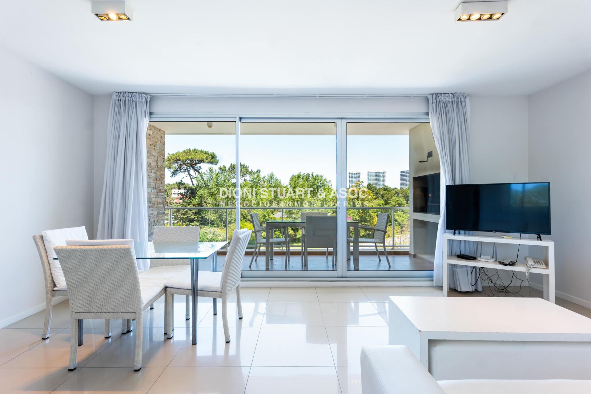 Apartamento ID.841 - Apartamento de 4 Dormitorios Con Parrillero - Emerald - Playa Mansa