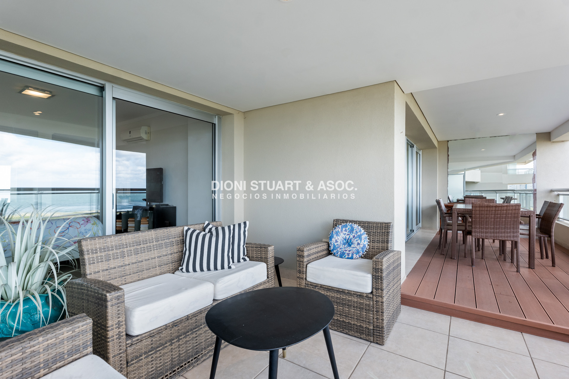 Apartamento ID.939 - TORRE LOBOS DEPARTAMENTO CENTRAL EN VENTA DE 3 DORMITORIOS EN SUITE + DEP. SERV. - PRIMERA LINEA PLAYA BRAVA