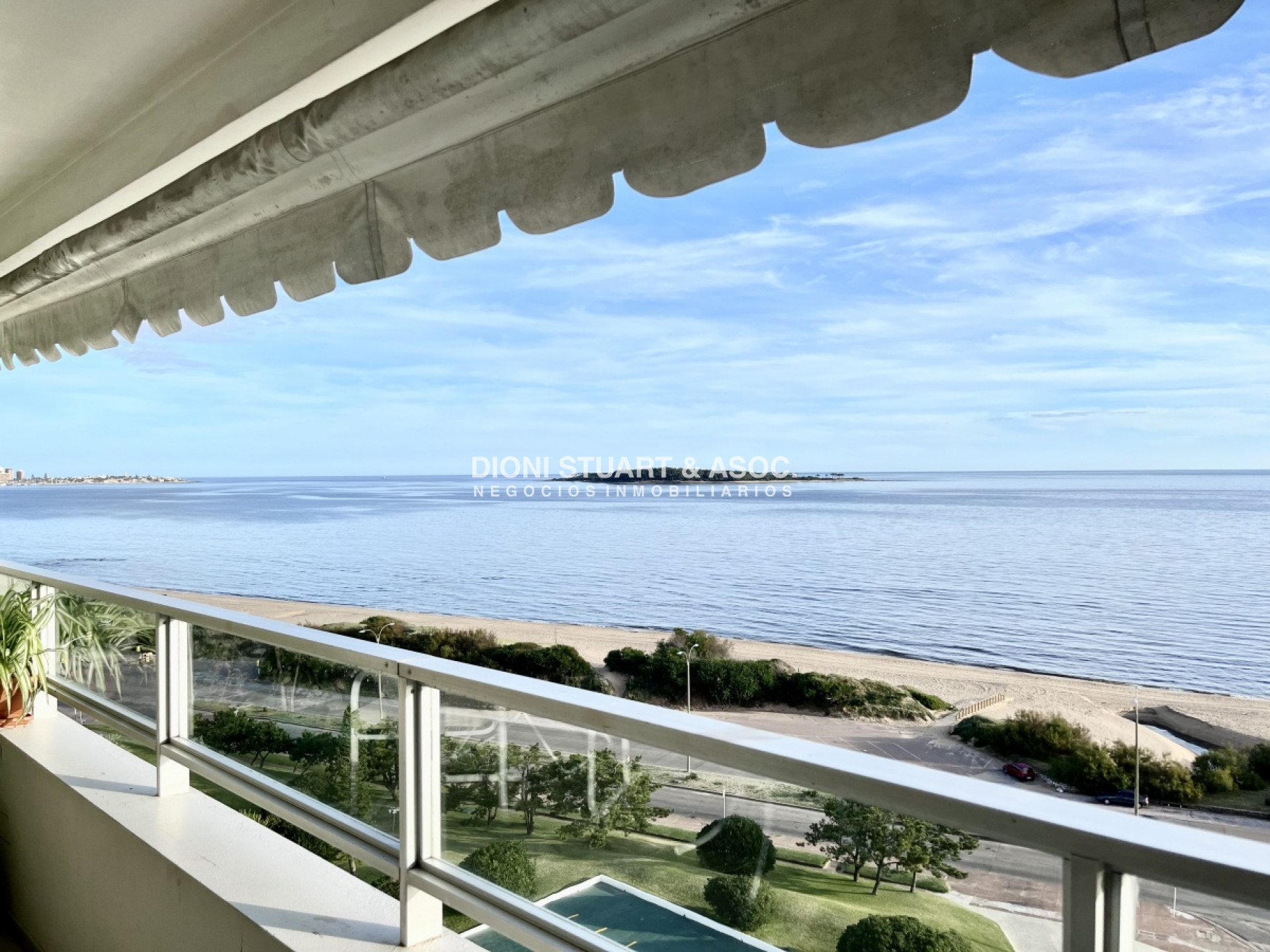 Apartamento ID.215 - APARTAMENTO EN ALQUILER 3 DORMITORIOS FRENTE AL MAR PLAYA MANSA - COMPLEJO LINCOLN CENTER