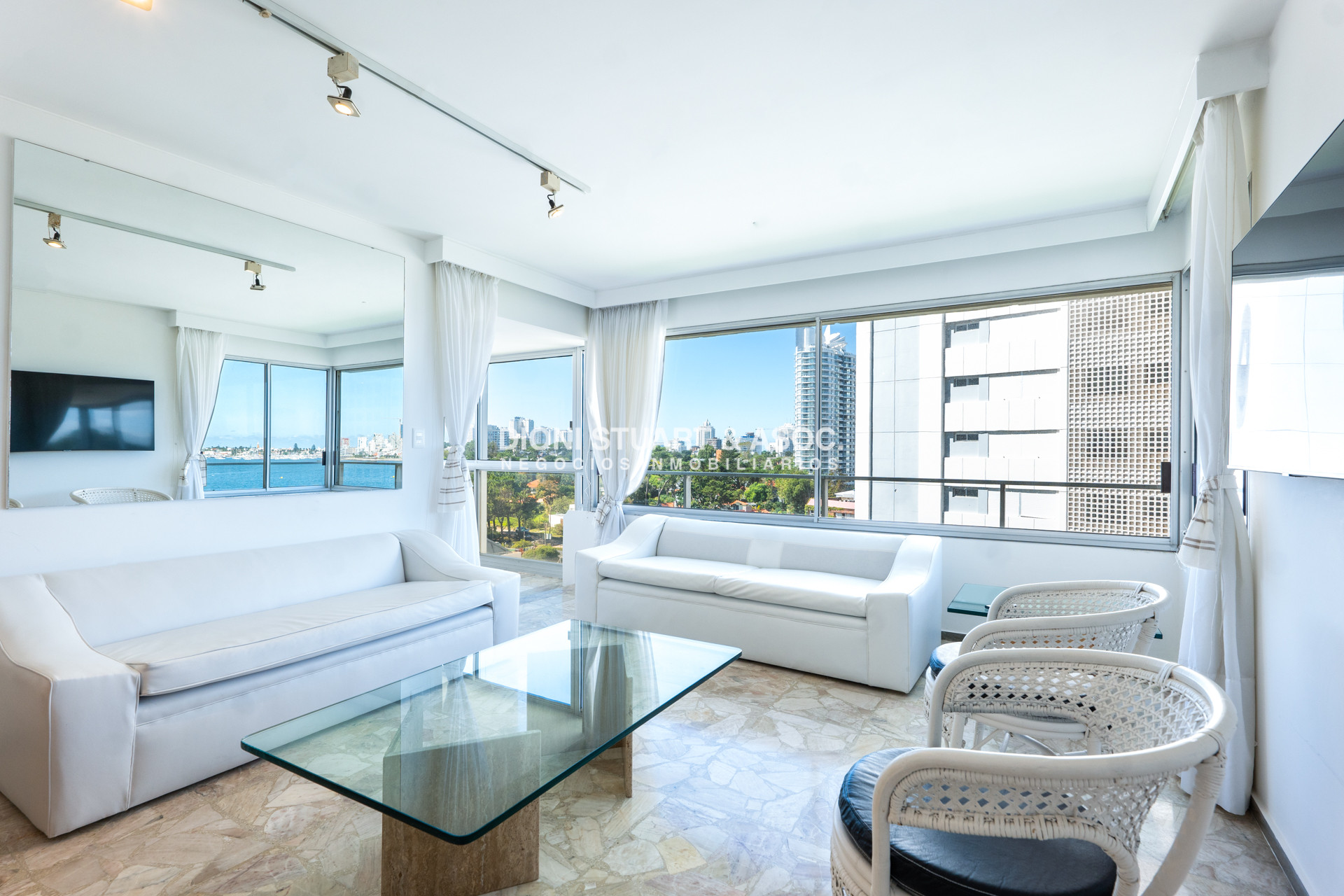 Apartamento ID.935 - DEPARTAMENTO EN VENTA FRENTE AL MAR DE 2 DORMITORIOS Y DEPENDENCIA DE SERVICIO RECICLADO EN TUNQUELEN I - PRIMERA LINEA PLAYA MANSA