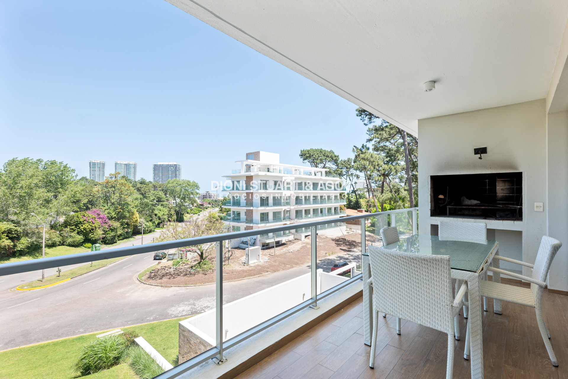 Apartamento ID.841 - Apartamento de 4 Dormitorios Con Parrillero - Emerald - Playa Mansa