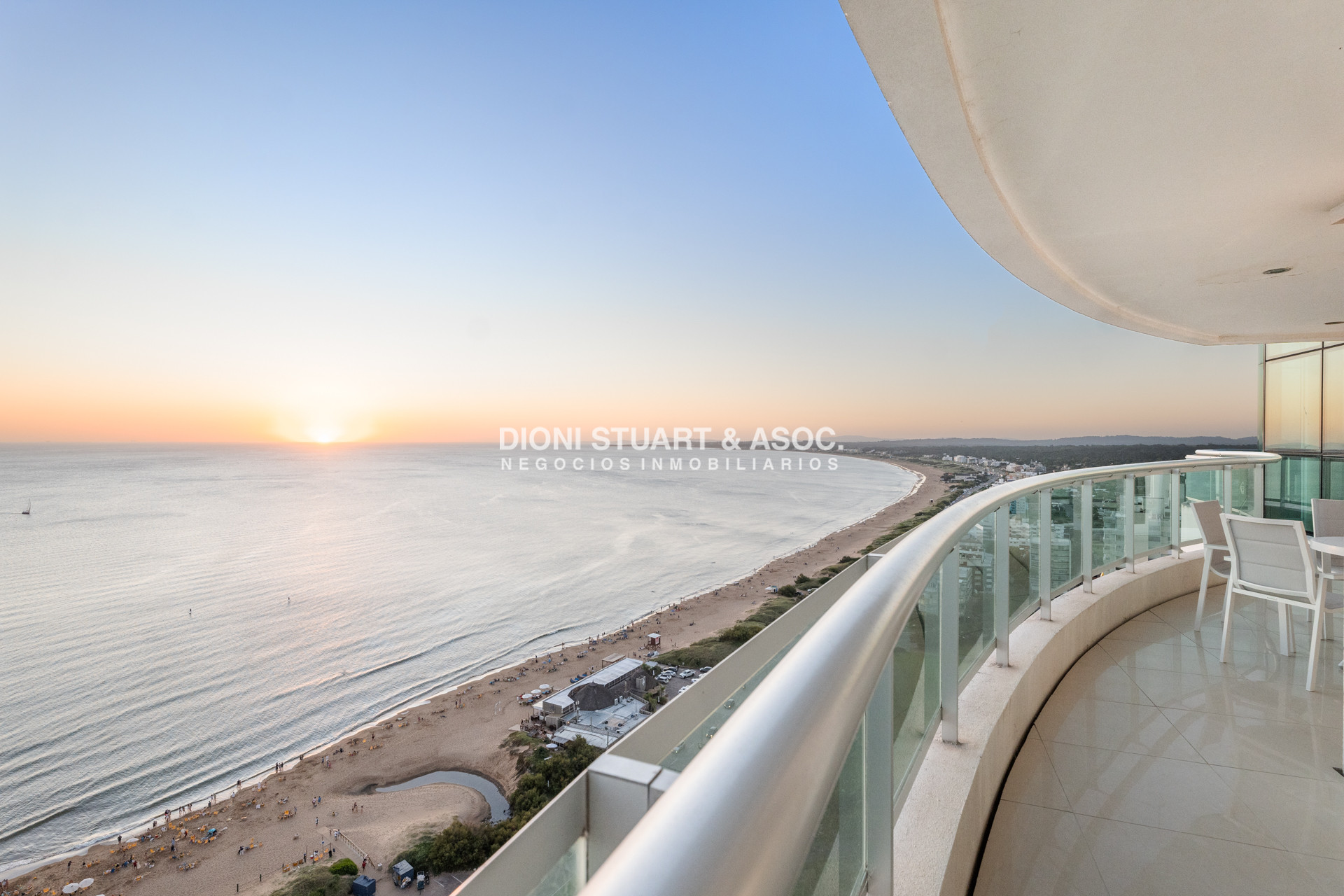 Apartamento ID.910 - DEPARTAMENTO DUPLEX EN AQUARELA - PLAYA MANSA - 4 DORM EN SUITE + DEPENDENCIA