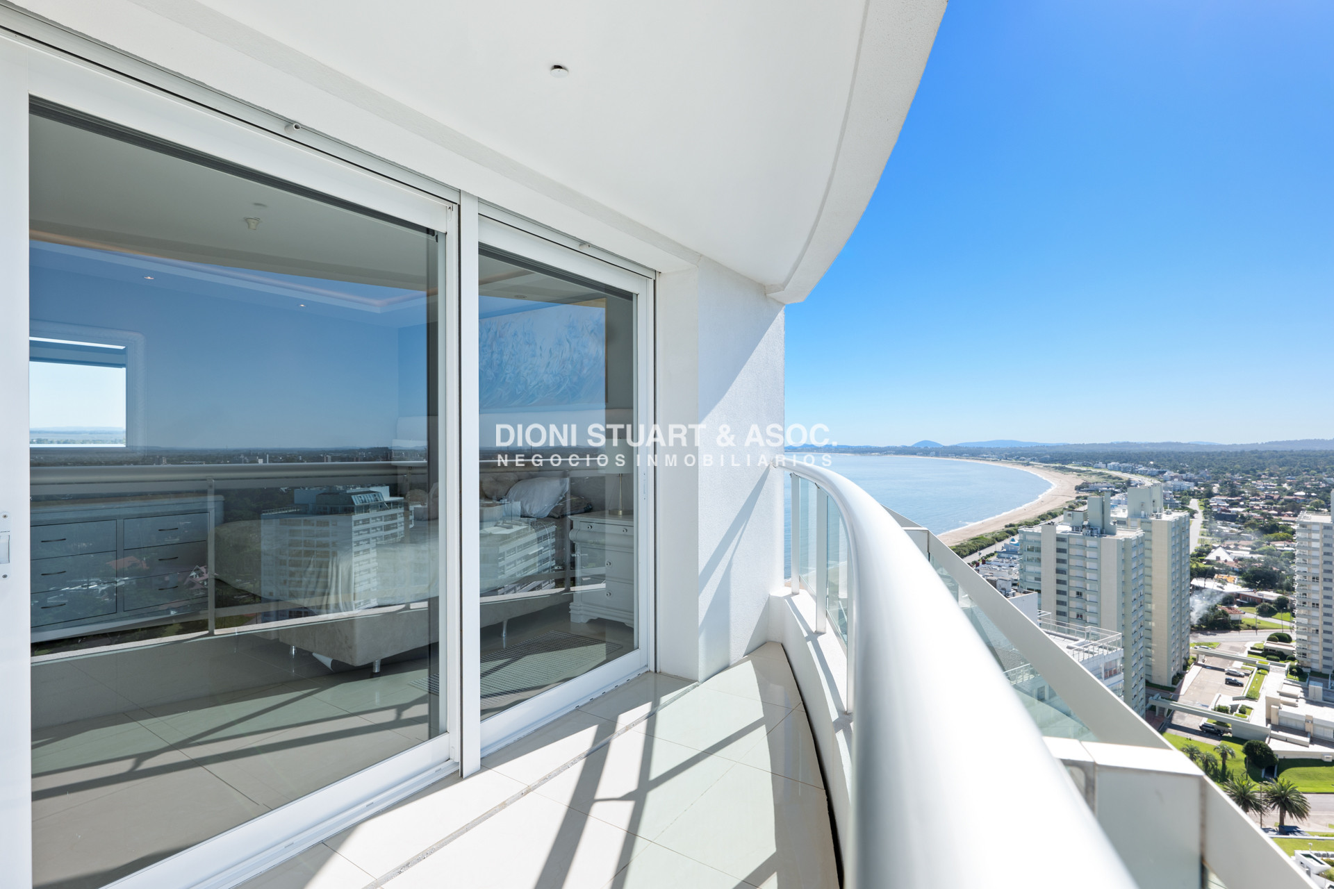 Apartamento ID.651 - Edificio Aquarela  - 2 Dormitorios en Suite + Dependencia