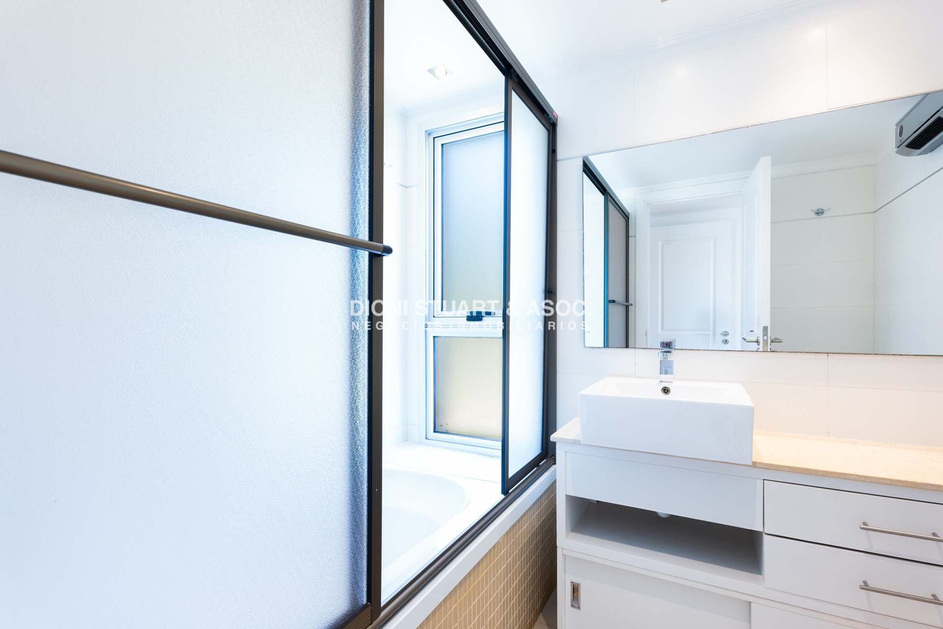 Apartamento ID.821 - APARTAMENTO EN VENTA EN PLAYA MANSA DE 2 DORMITORIOS CON PARRILLERO
