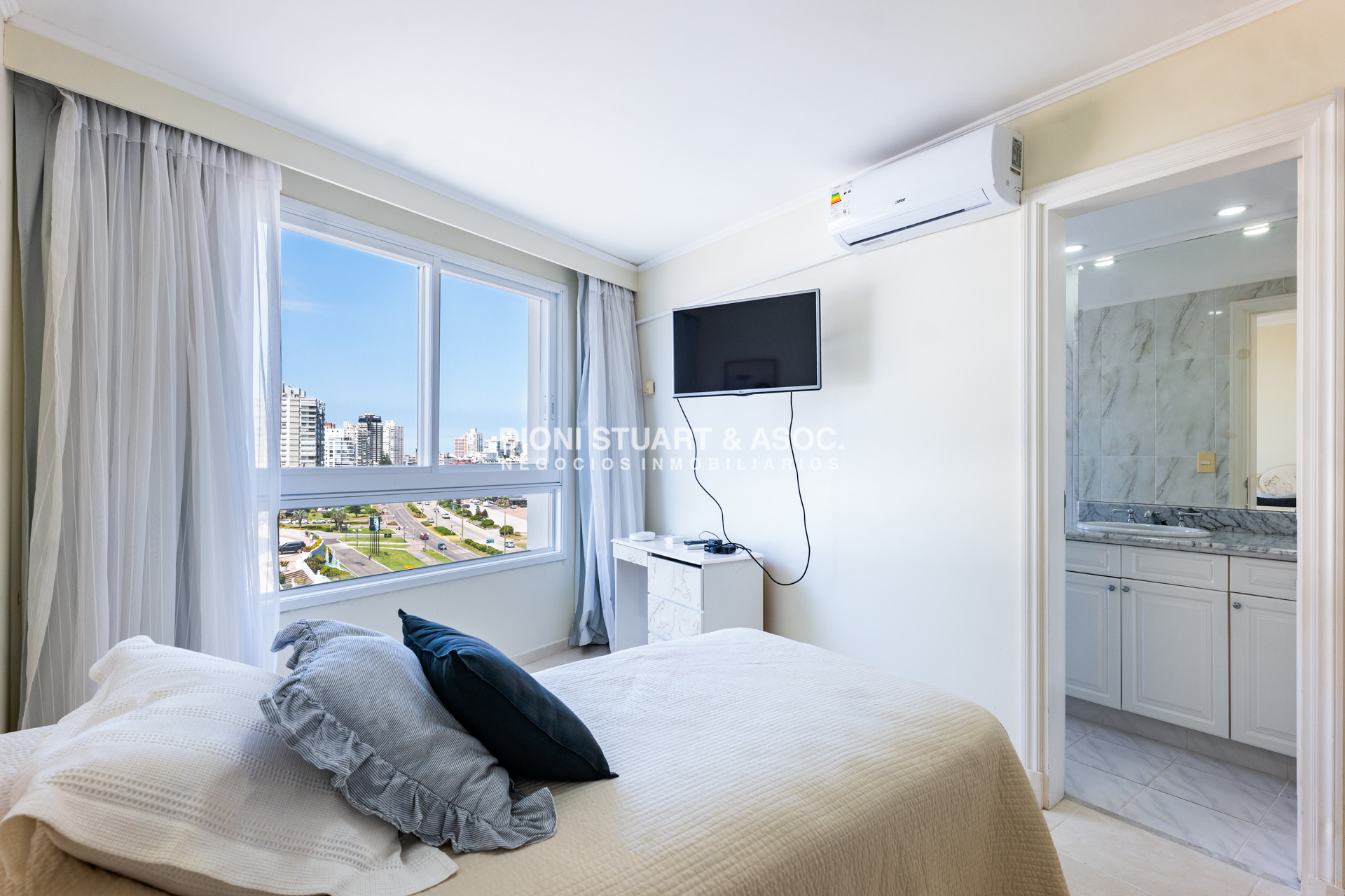 Apartamento ID.800 - MILLENIUM TOWER EN ALQUILER DE TEMPORADA - 3 DORMITORIOS EN SUITE + DEP. - LA MEJOR VISTA