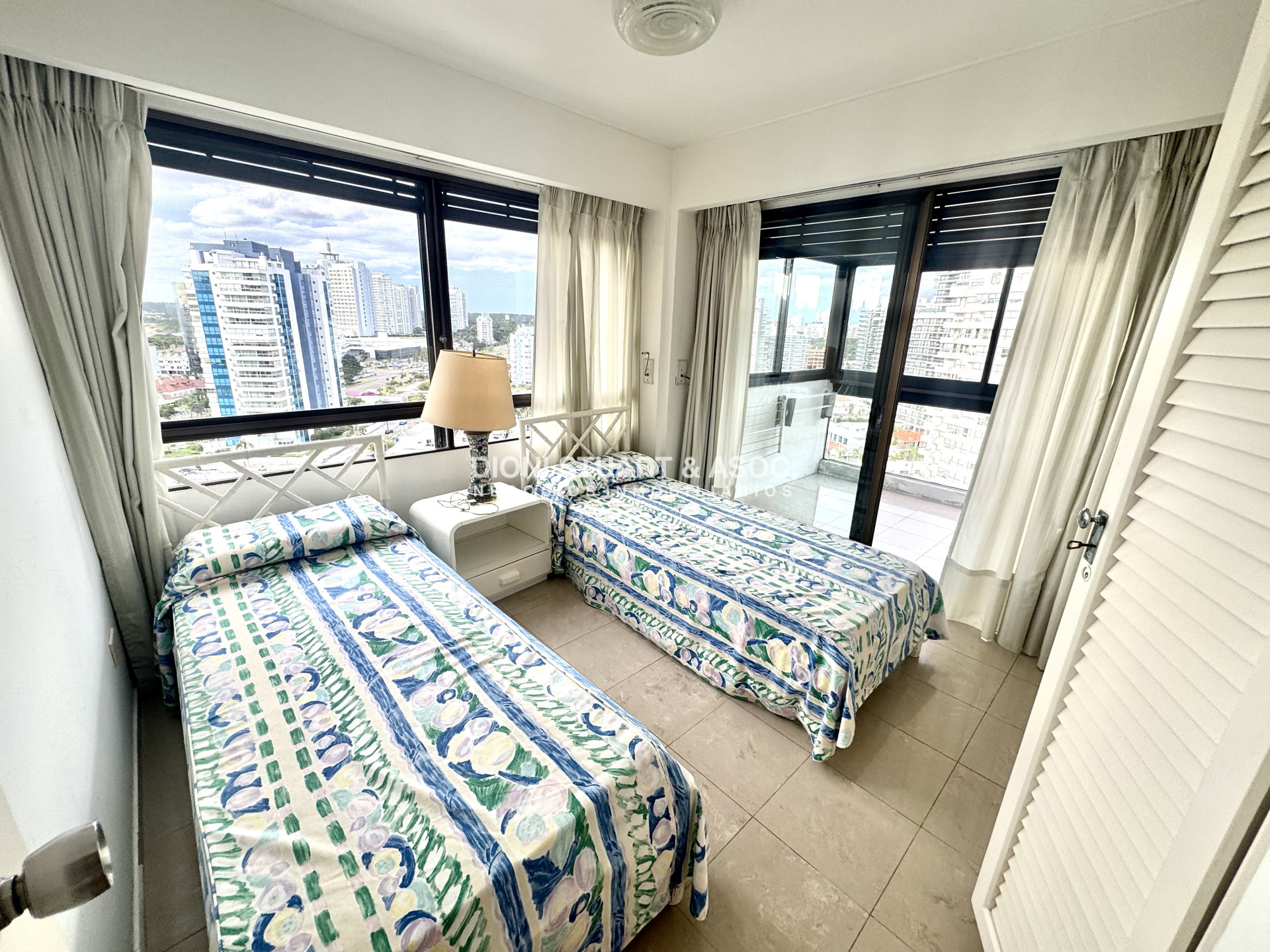 Apartamento ID.1098 - ALQUILER DE TEMPORADA 3 DORMITORIOS PLAYA BRAVA PARQUEMAR CENTER