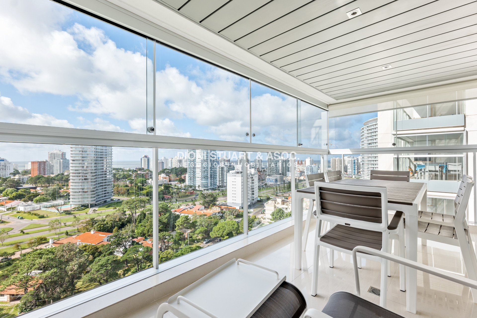 Apartamento ID.661 - Apartamento en Alquiler Invernal - Anual - Temporada - Edificio Miami Boulevard I - Playa Mansa - Punta del Este