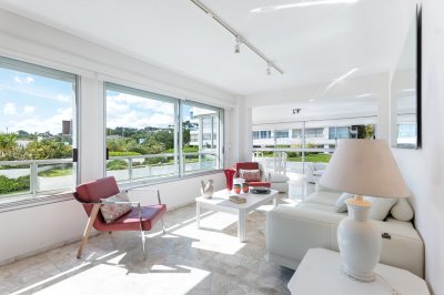 Oportunidad - Apartamento en Venta - Primera Linea Mansa - 2 Dormitorios y Medio - Reciclado - Complejo Lincoln Center