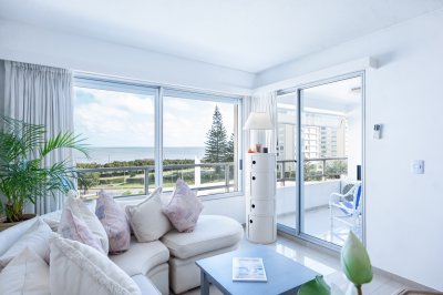 VENTA APARTAMENTO 1 DORMITORIO Y MEDIO - PLAYA MANSA - RECICLADO - COMPLEJO LINCOLN CENTER