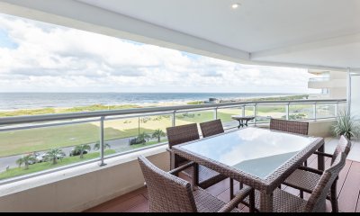 TORRE LOBOS DEPARTAMENTO CENTRAL EN VENTA DE 3 DORMITORIOS EN SUITE + DEP. SERV. - PRIMERA LINEA PLAYA BRAVA